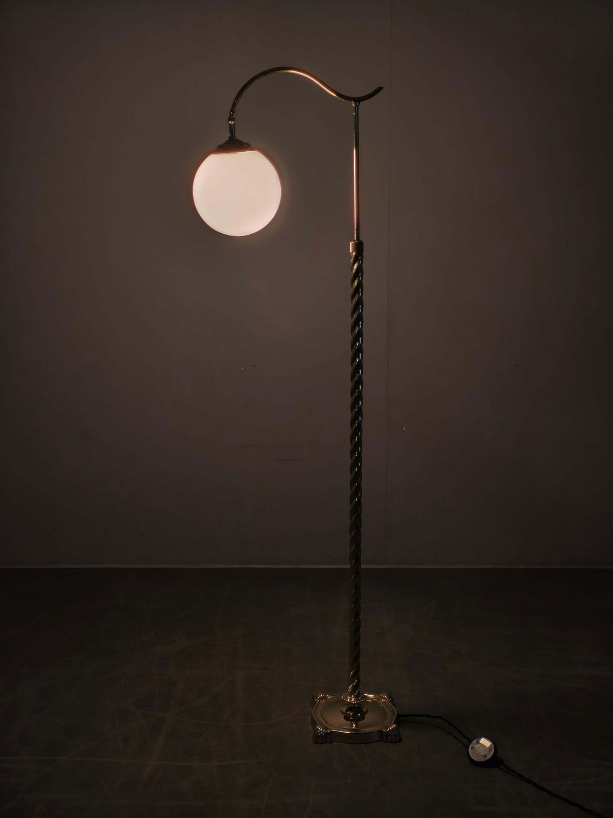 1372.0 Italiaanse art deco messing vloerlamp met glazen bol, jaren 1930 photo