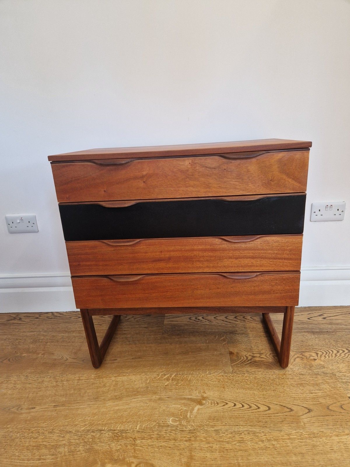 295.0 Mid Century Modern Teak Chest Of Drawers Refurbished 4 Drawers, Vintage photo