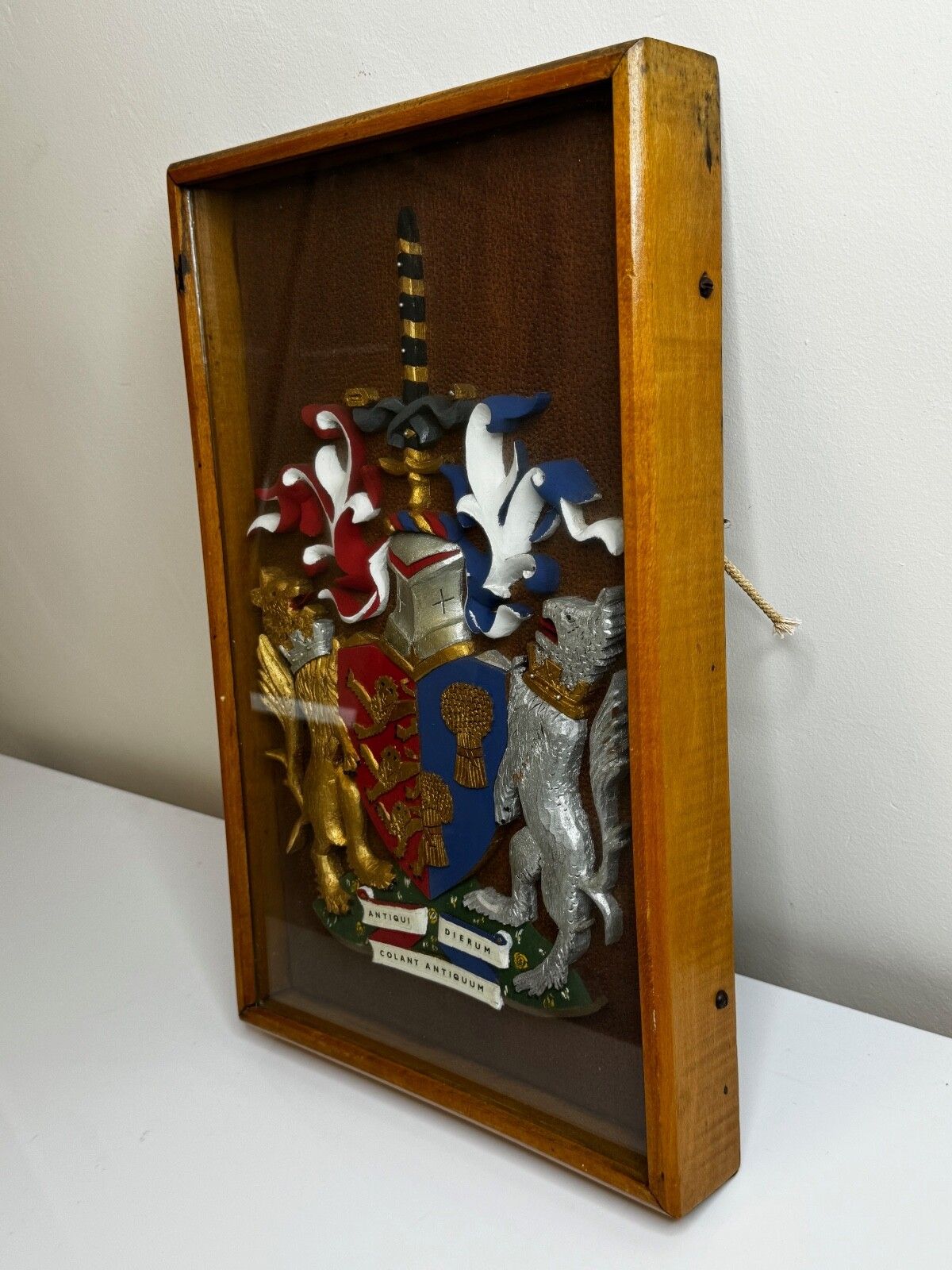 2500.0 Heraldisch Wapenschild van Chester, Gipsen Wandsculptuur in Vitrinekast photo