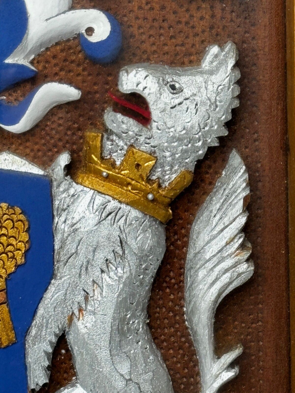 photo buy Heraldisch Wapenschild van Chester, Gipsen Wandsculptuur in Vitrinekast