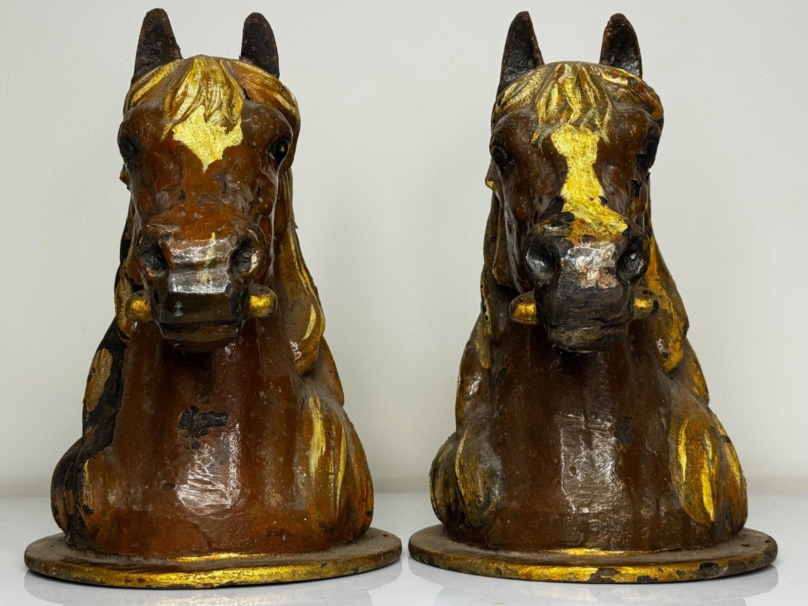 Paar paalbekroningen in de vorm van paardenhoofd, tuinpoort - toegeschreven aan Glasgow School, Macfarlane's Foundry photo furniture