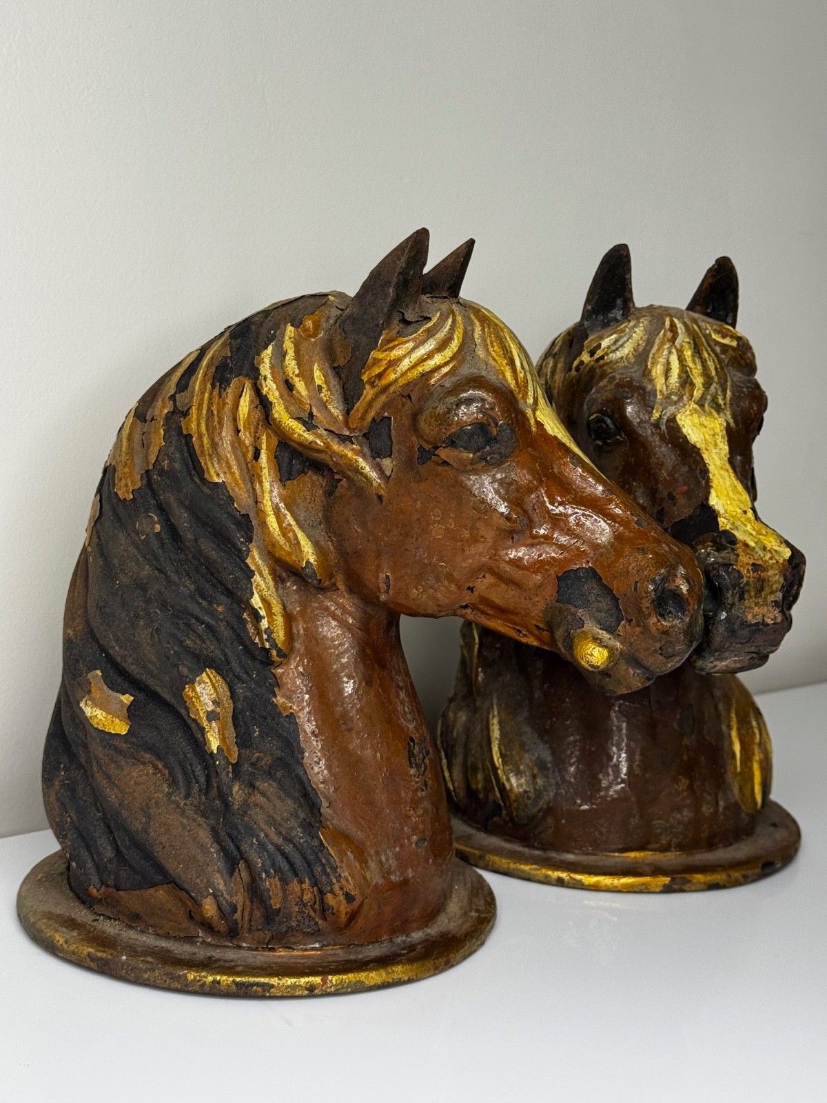 Paar paalbekroningen in de vorm van paardenhoofd, tuinpoort - toegeschreven aan Glasgow School, Macfarlane's Foundry photo for sale