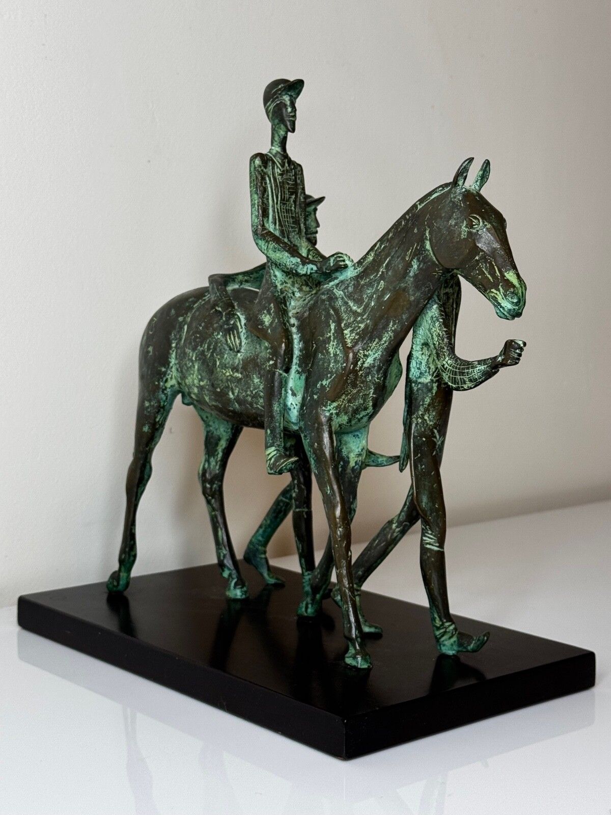 Bronzen sculptuur van renpaard met jockey en stalknechten, toegeschreven aan Carybé photo Kunst