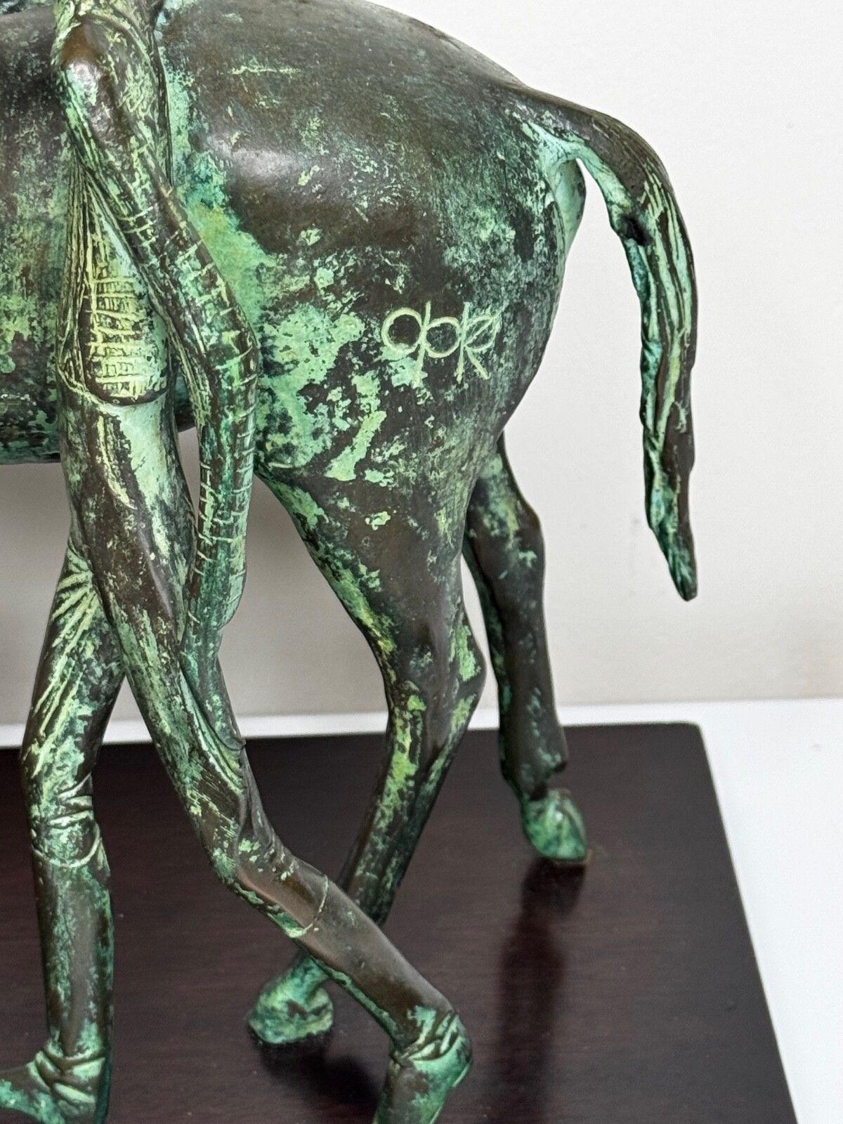 photo for sale Bronzen sculptuur van renpaard met jockey en stalknechten, toegeschreven aan Carybé