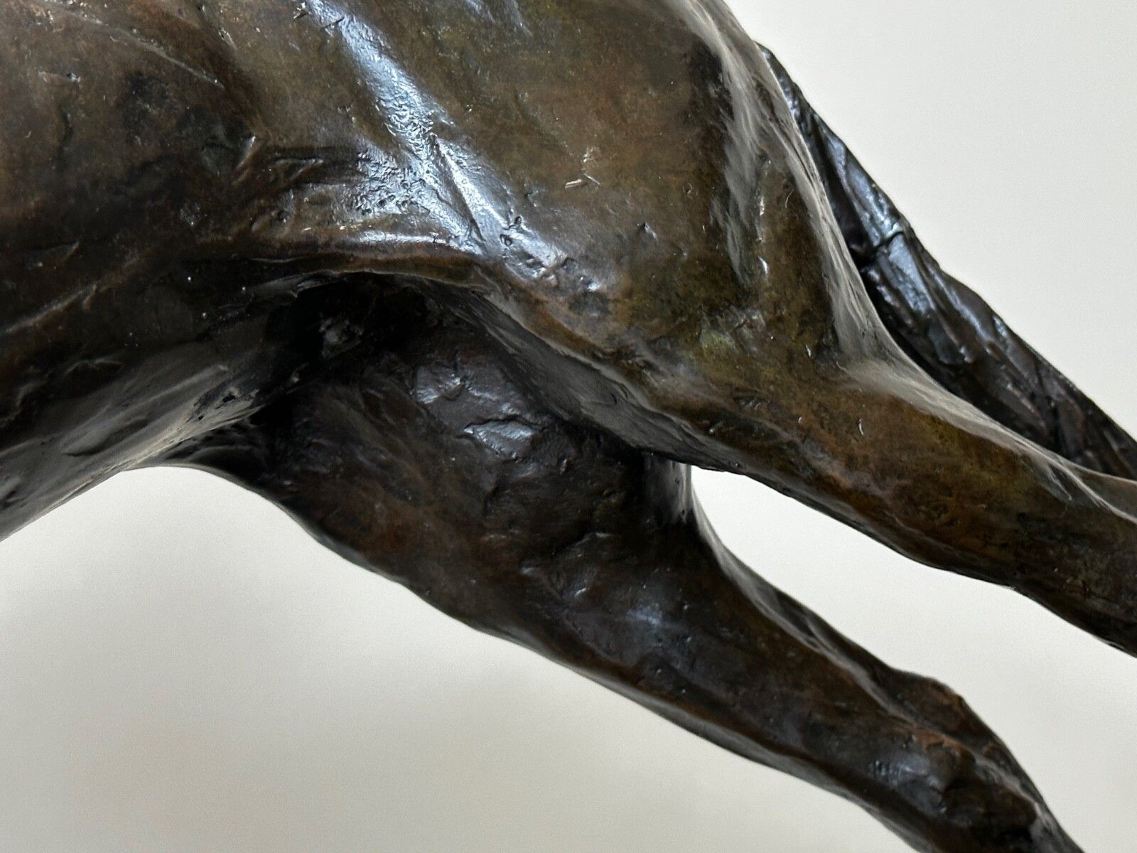 photo for sale Bronzen renpaardsculptuur Dunfermline, jockey Willie Carson, door Phillip Blacker