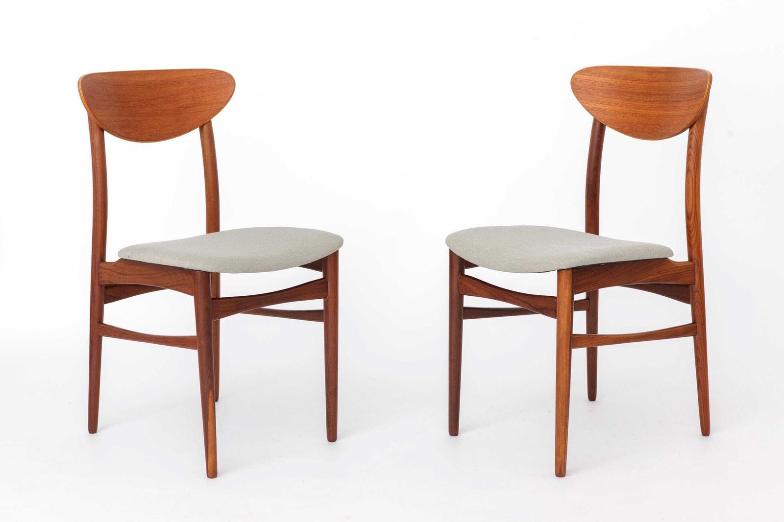 Vintage Deense teakhouten eetkamerstoelen, set van 4, jaren 1960, Scandinavisch mid-century, opnieuw beklede lichtgrijze zittingen, Denemarken photo vinterior