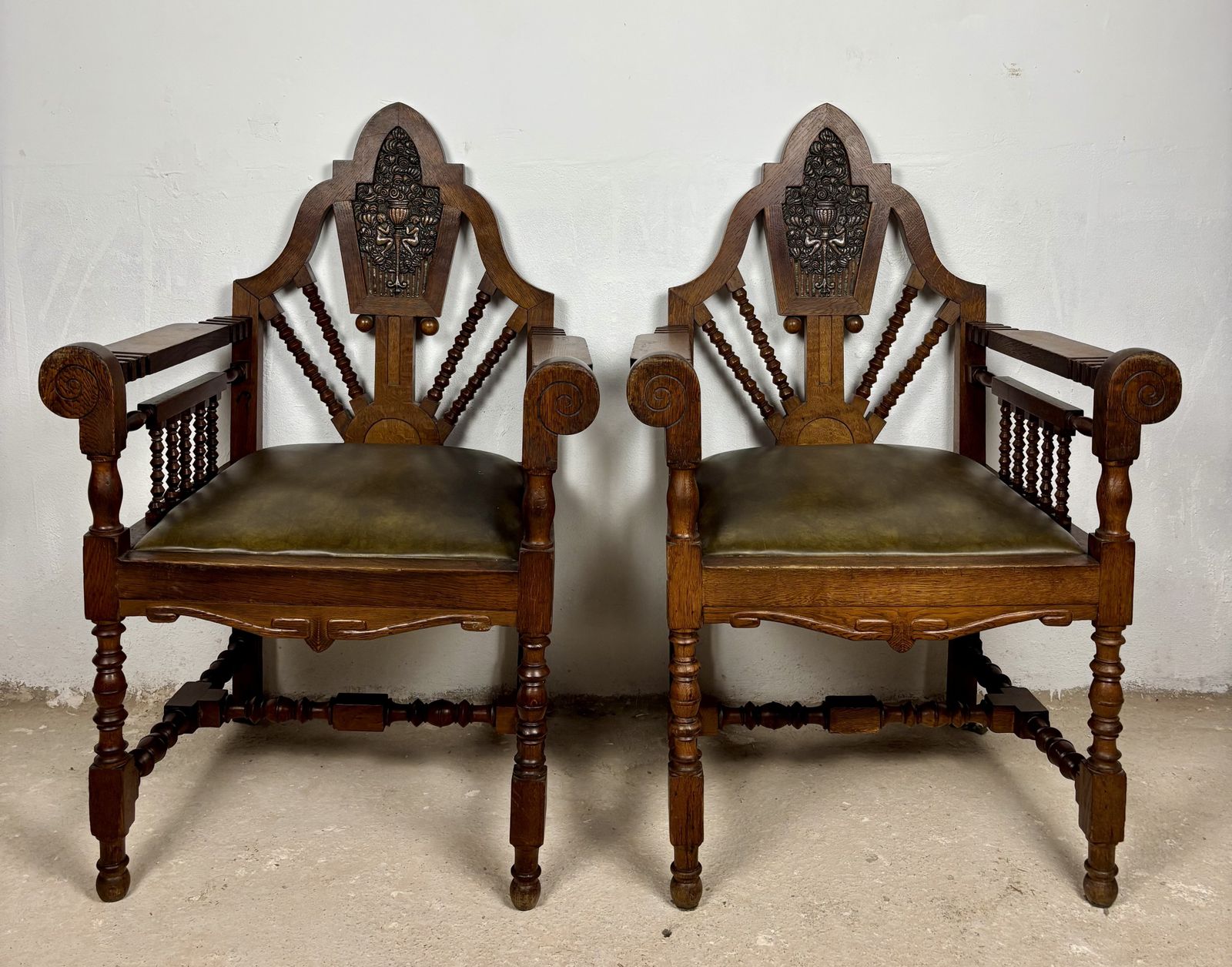 Paar Spaanse Revival Fauteuils met Gesneden Bekroning, begin 20e eeuw photo 2350.0
