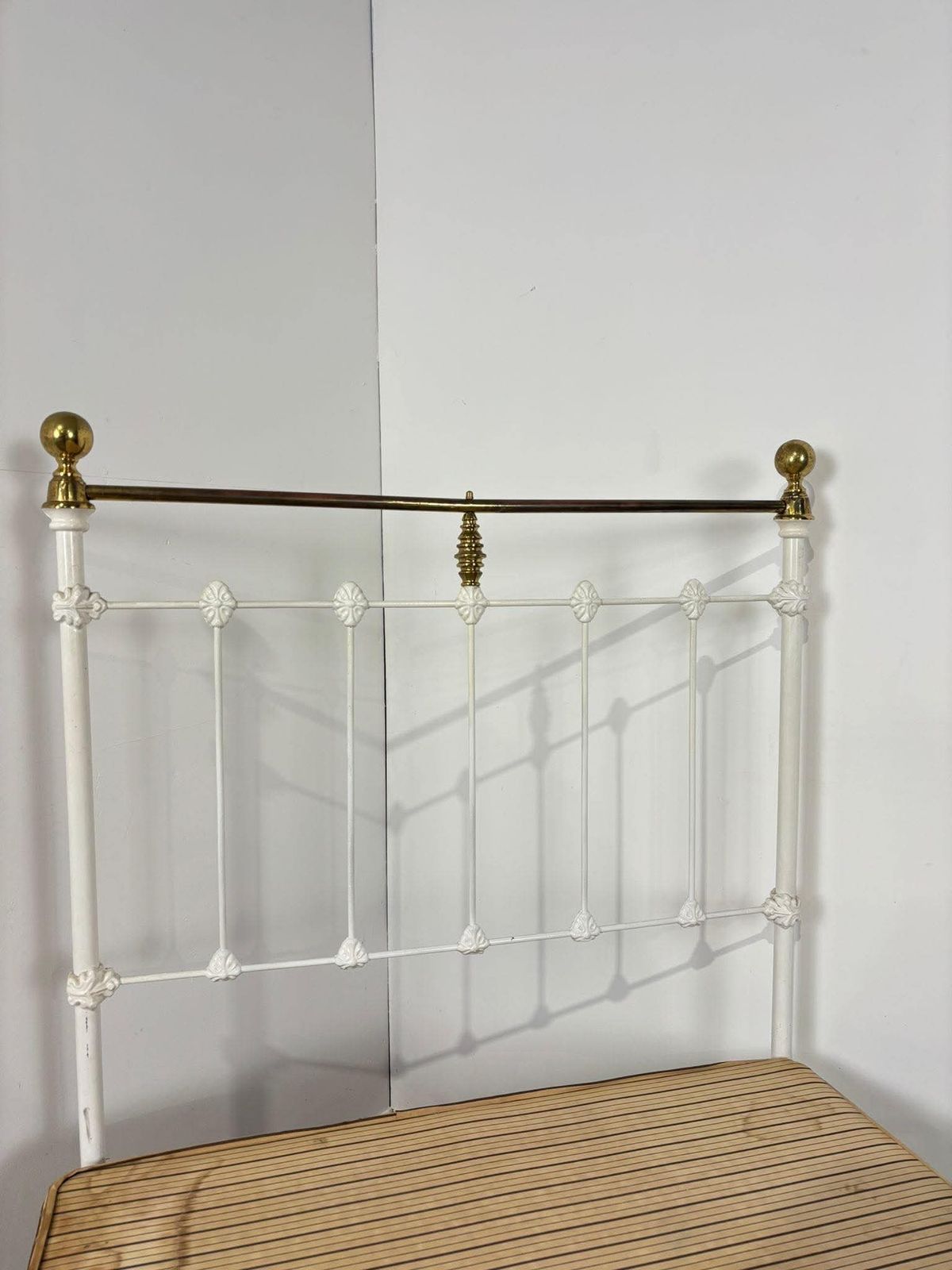 photo furniture Victorian Style Single Bed With Seventh Heaven Base