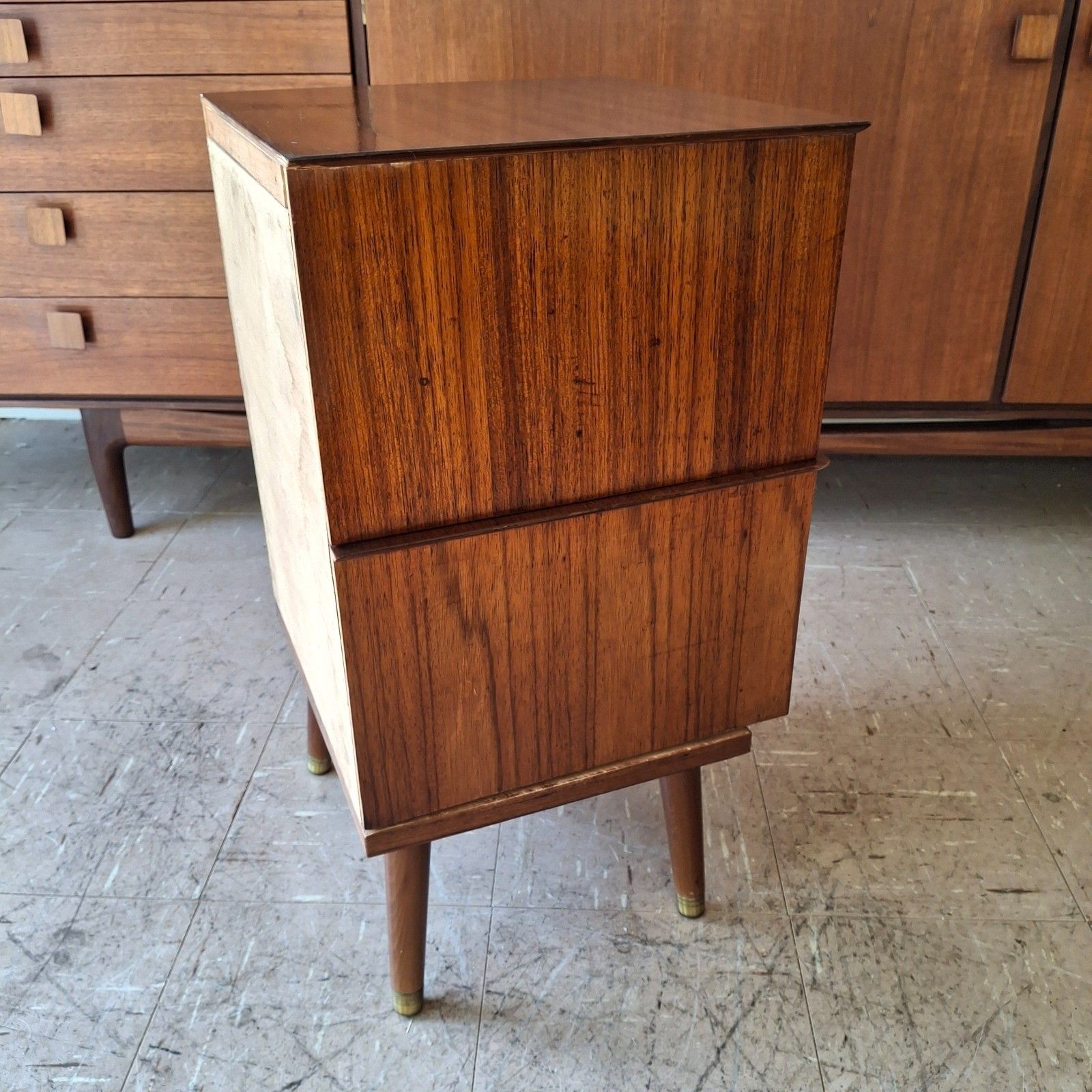 photo vinterior Fab Vintage Mid Century Modern Small Chest Of Drawers Bedside Table Walnut Teak