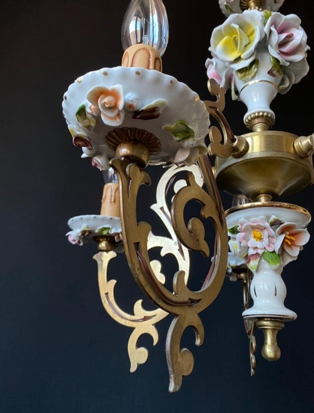 Lustre d'époque en céramique et laiton photo vintage
