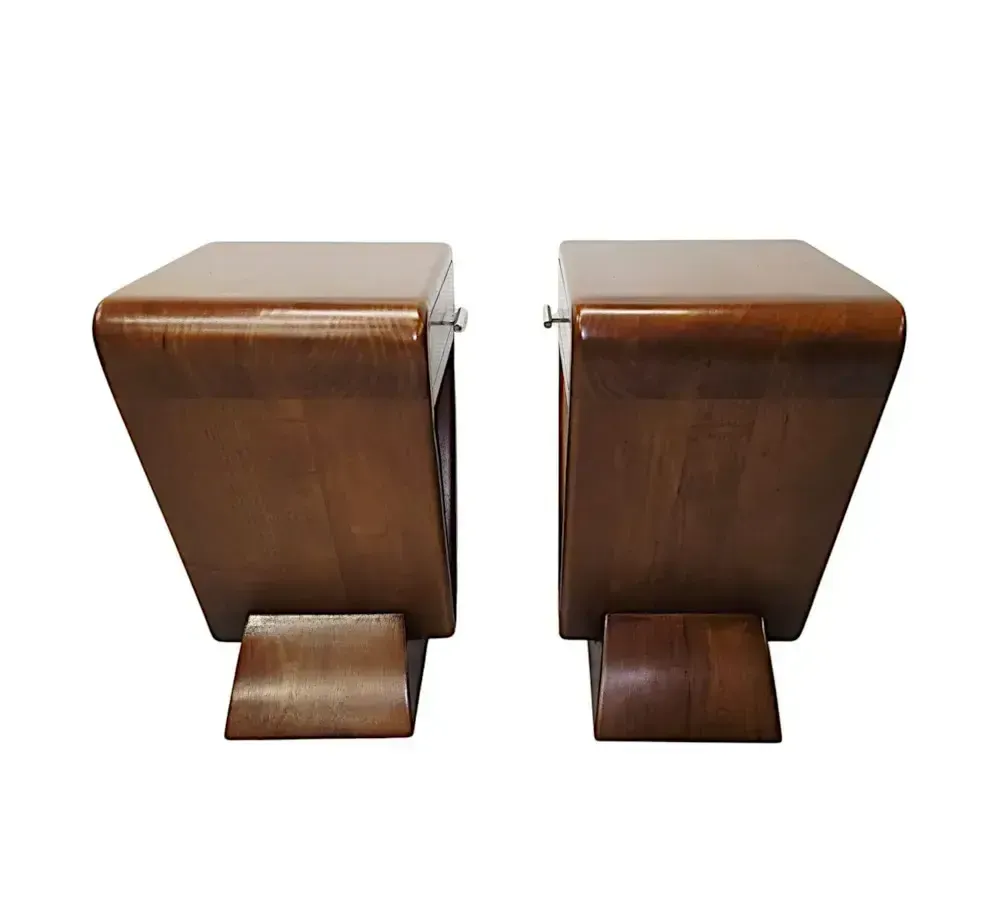 Een fraai paar art deco stijl nachtkastjes of bijzettafels photo vinterior