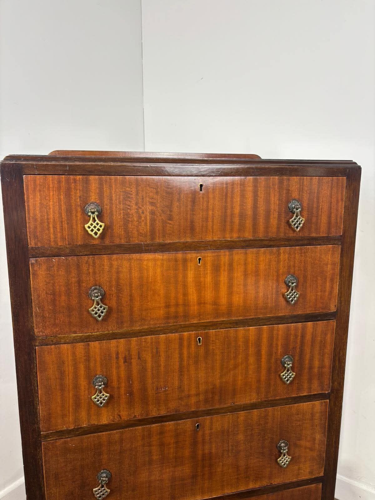 photo vintage Vintage Mahogany Five Drawer Chest