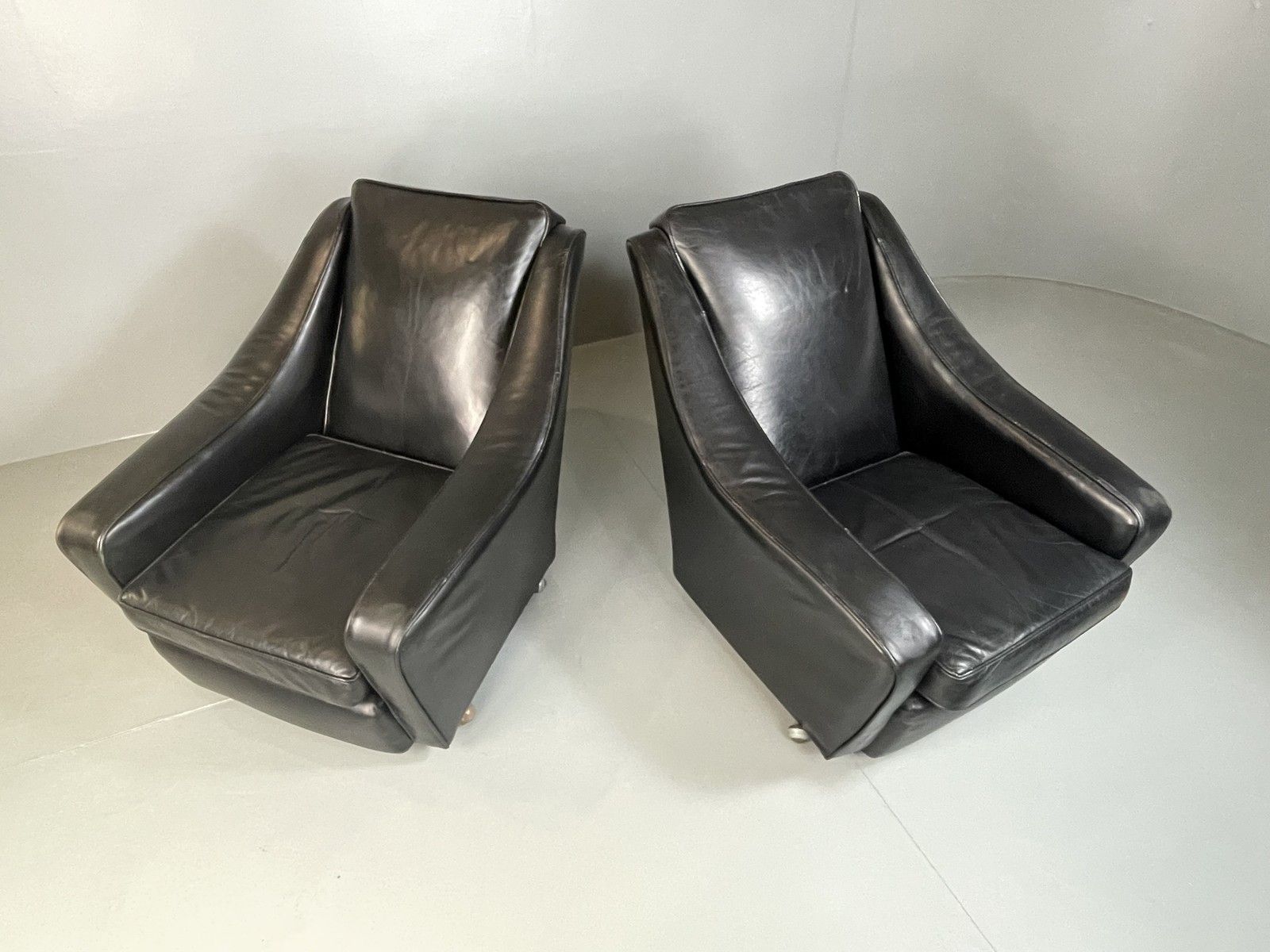 2 Vintage Mid Century Club Chairs Black Leather 1960s Retro Eb04799 photo furniture