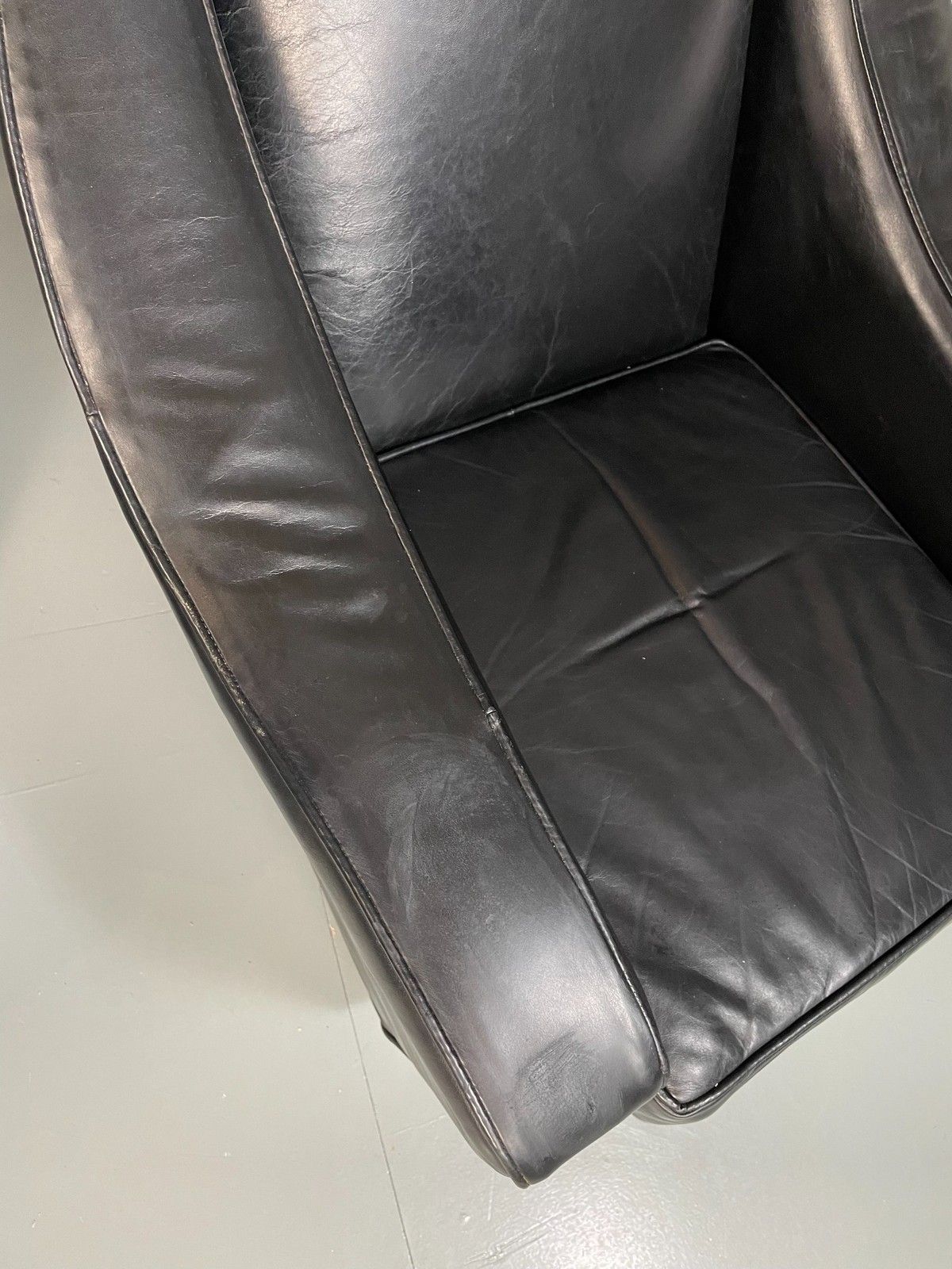 2 Vintage Mid Century Club Chairs Black Leather 1960s Retro Eb04799 photo Furniture