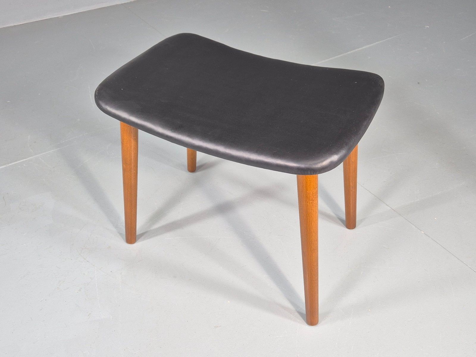 70.0 Vintage Mid Century Danish Footstool Black Vinyl Curved Form Eb12026 photo