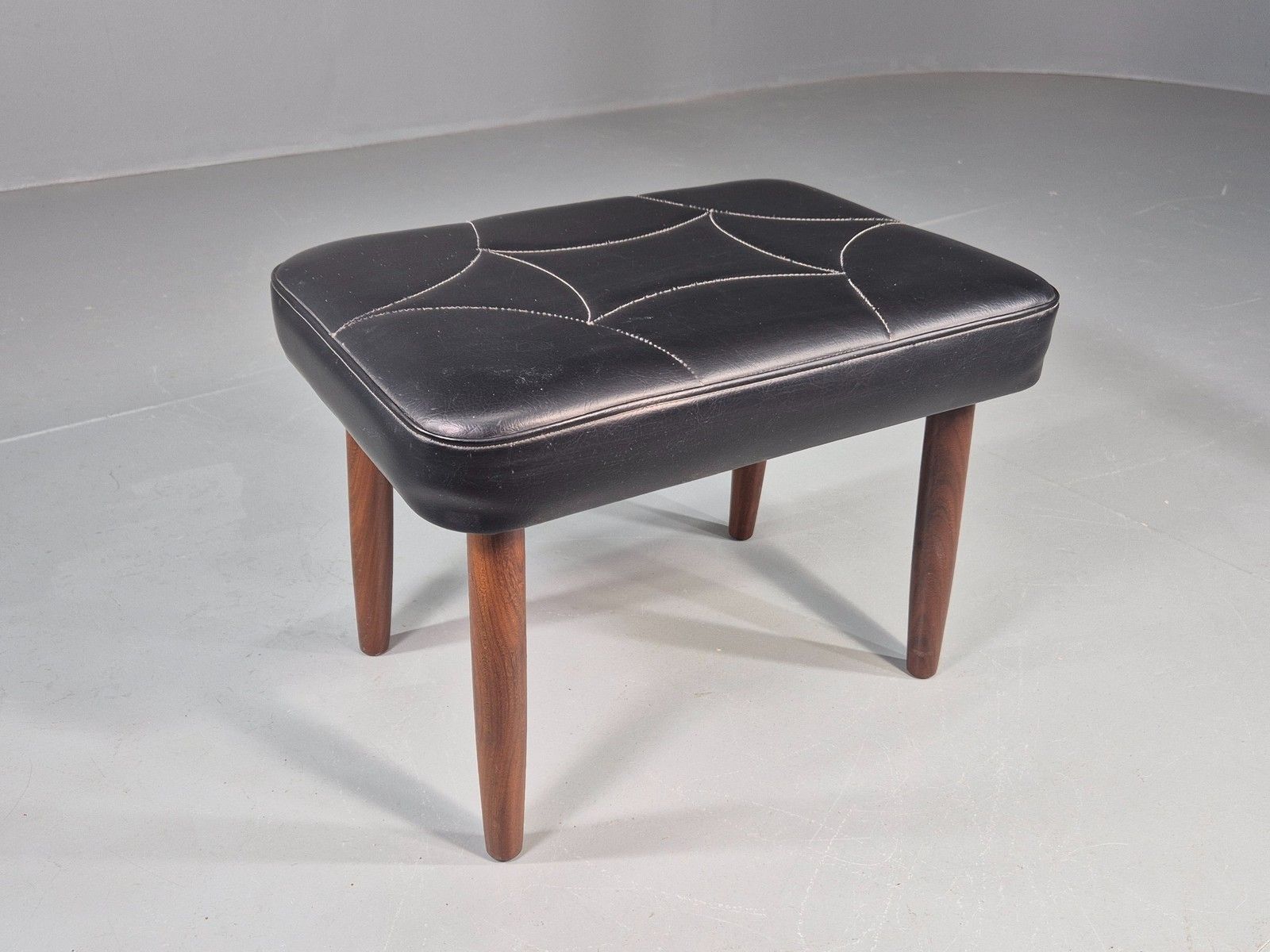 photo vinterior Vintage Mid Century Footstool Danish Black Vinyl Teak Legs Stitch Detail Eb12031