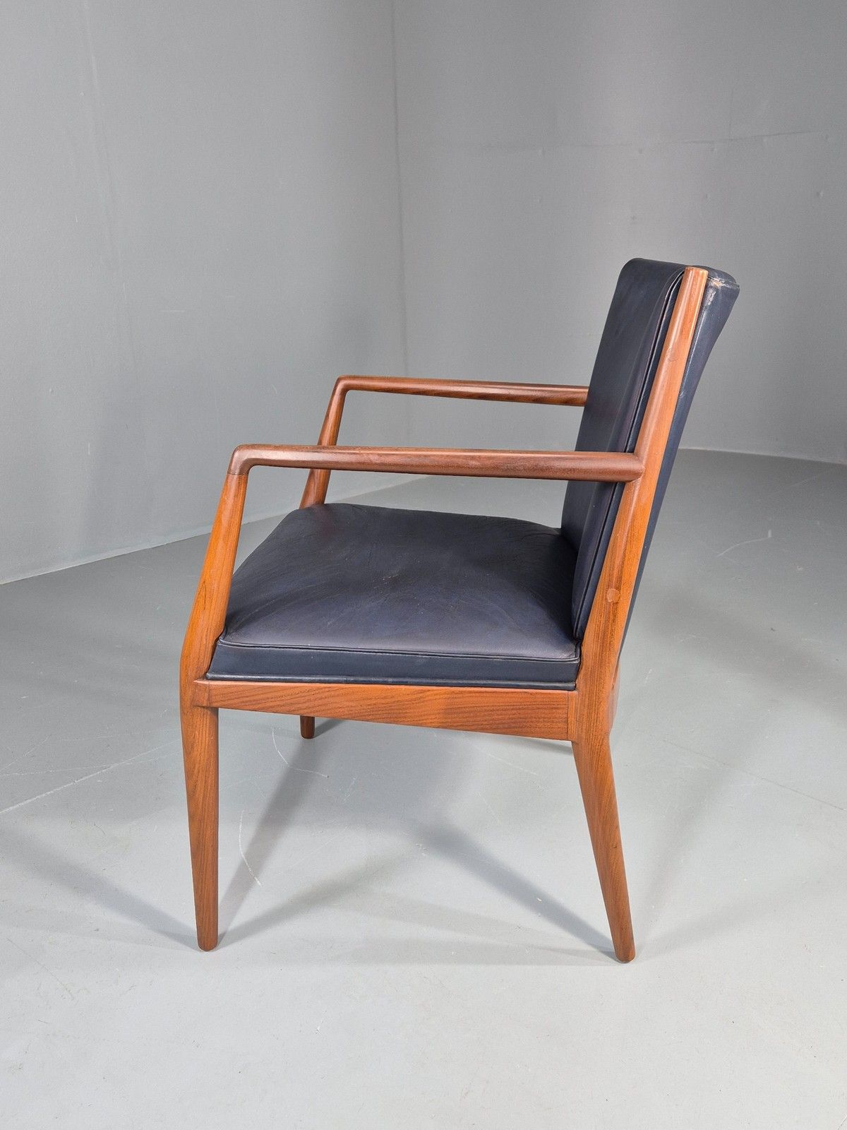 photo vintage Vintage Mid Century Teak Armchair Blue Leather 1960s Retro  Eb11909
