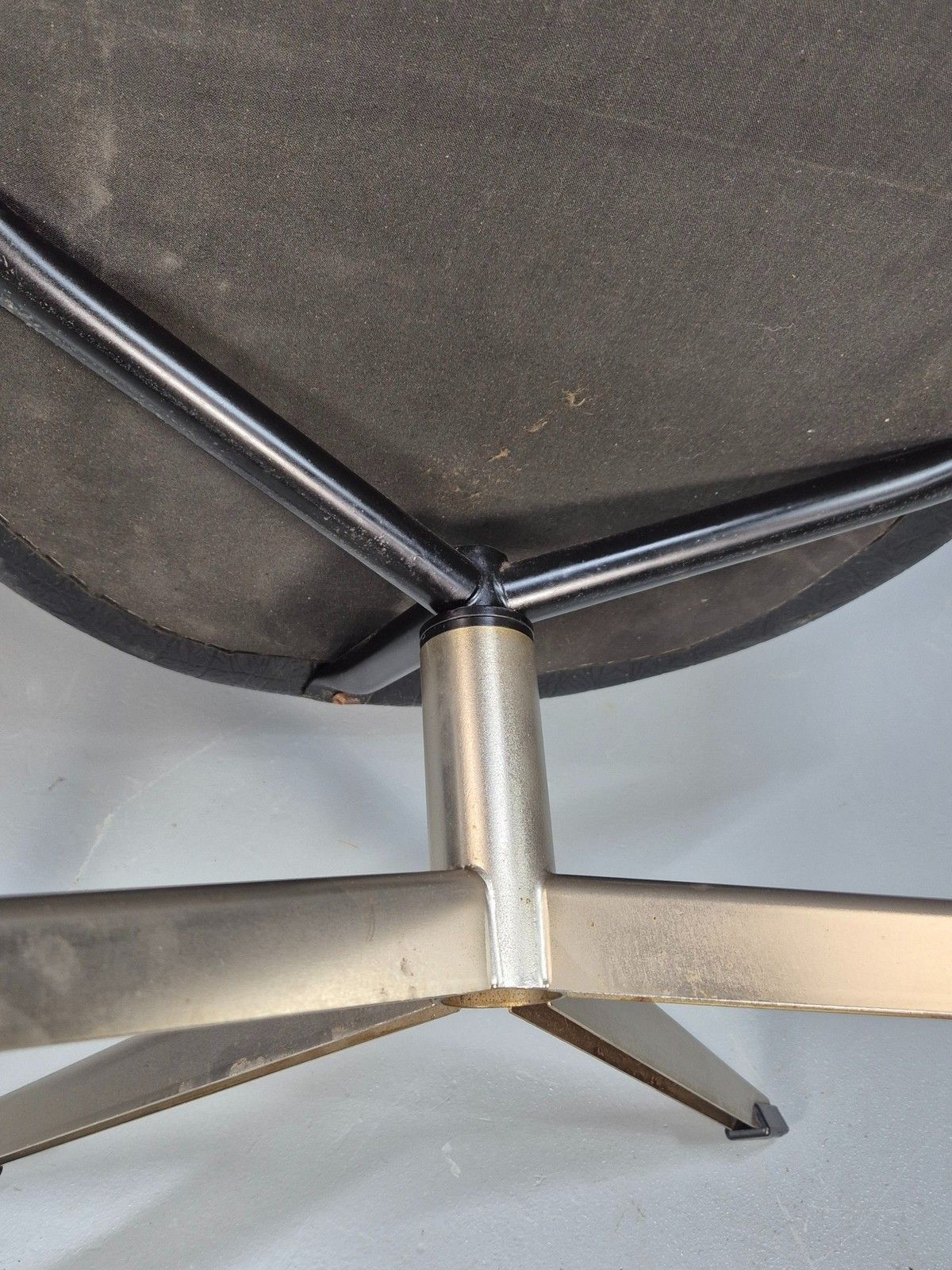 175.0 Vintage Mid Century Swivel Lounge Chair Black Vinyl 1970s Retro Eb8790 photo