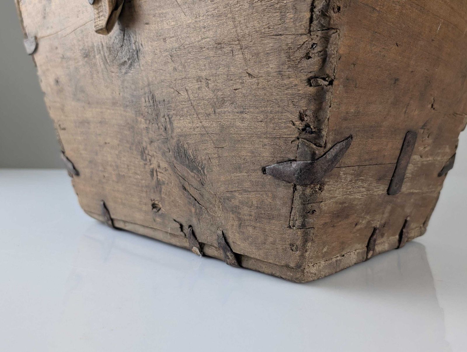 photo vinterior Panier à bûches d'époque en bois avec ferrures en fer forgé, Wabi Sabi, XIXe siècle