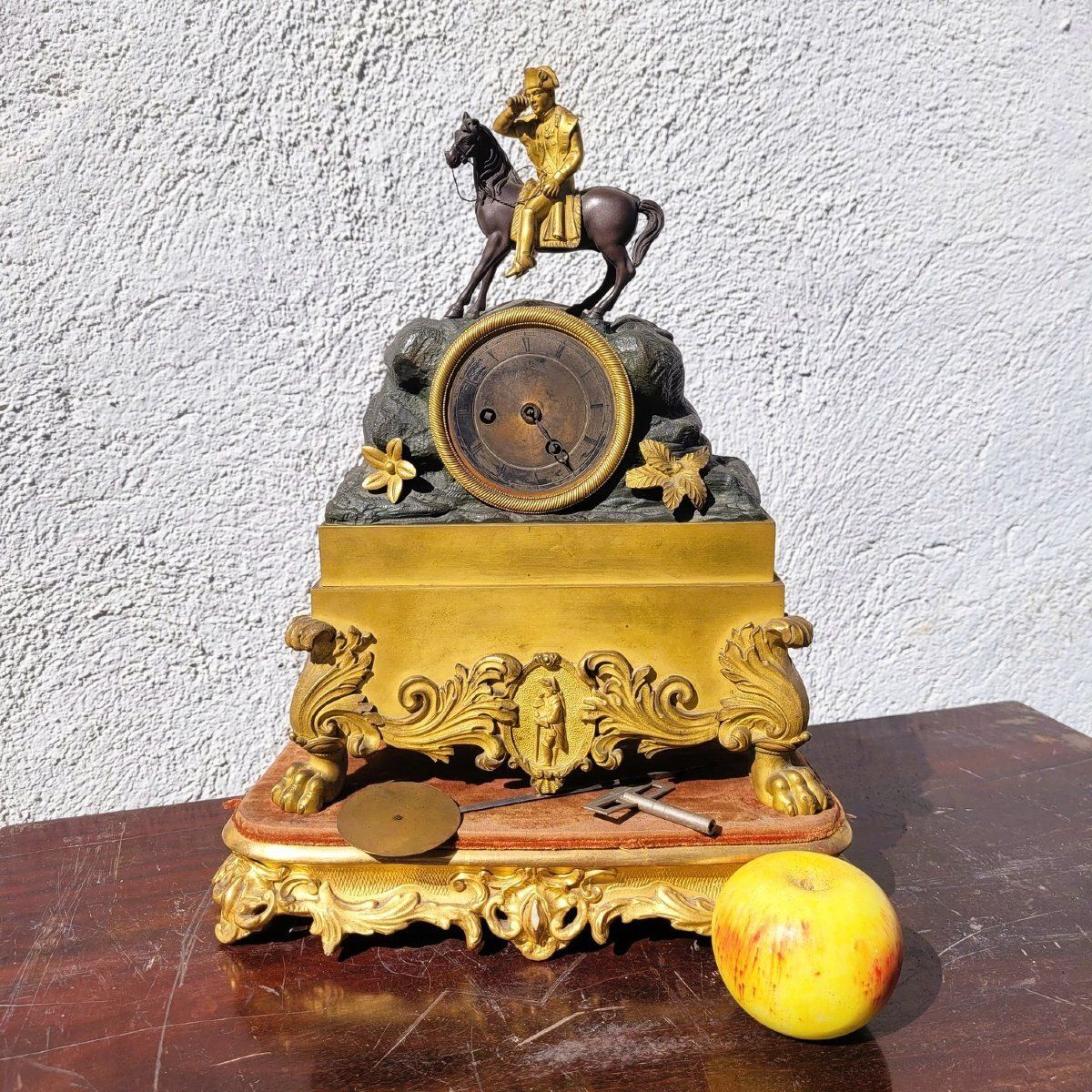 Pendule en bronze à double patine, Napoléon à cheval, H. 40 cm, XIXe siècle photo furniture