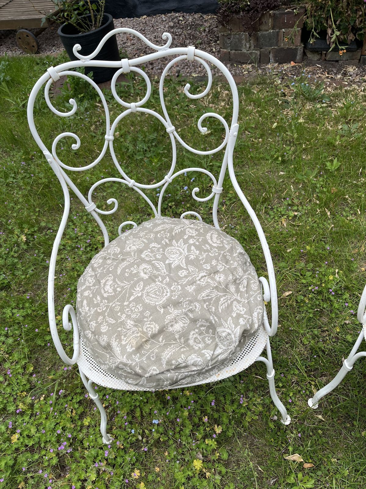 Garden Furniture 6 Beautiful Victorian Iron Garden Chairs   Great Condition photo