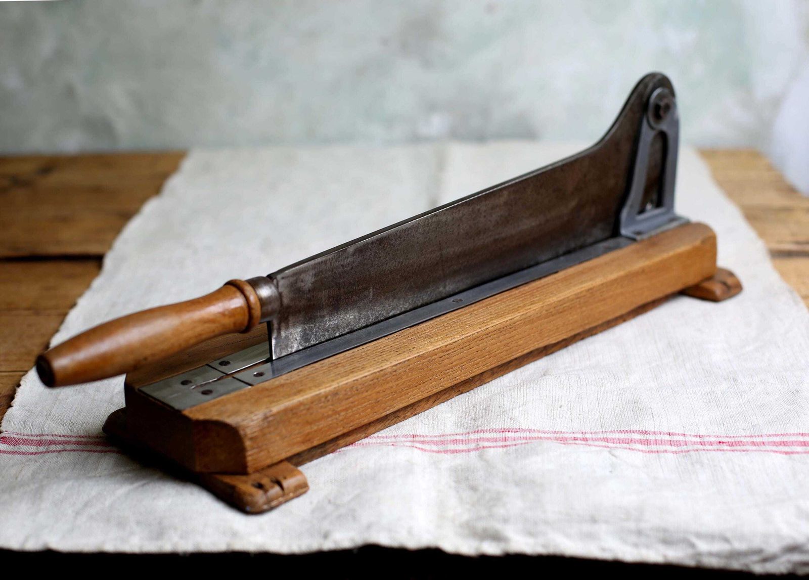 photo furniture Antique French Wooden Bread/Cutting Board Large Hinged Bread Knife Guillotine Professional Restaurant Boulangerie