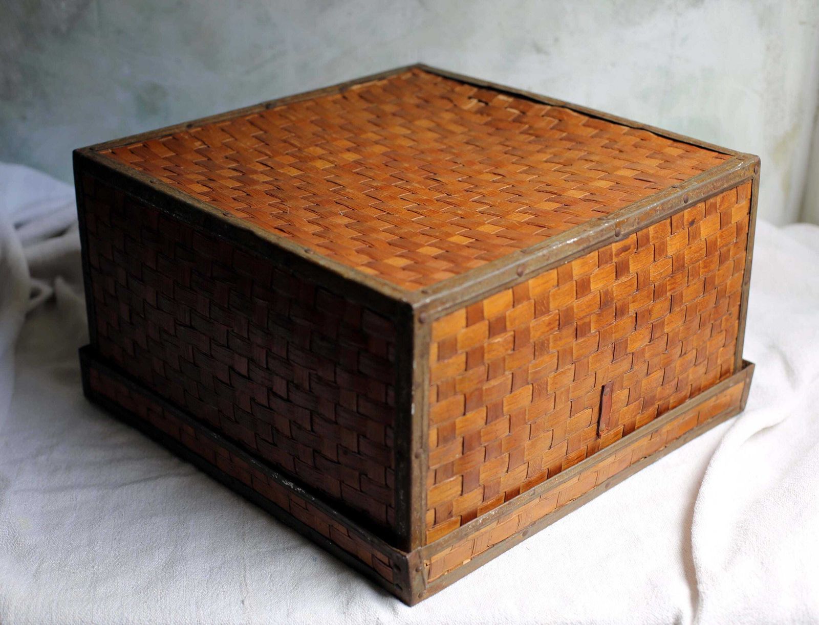 photo vinterior Large Antique Travel Box Woven Splint Wood Basket Square Storage Chest