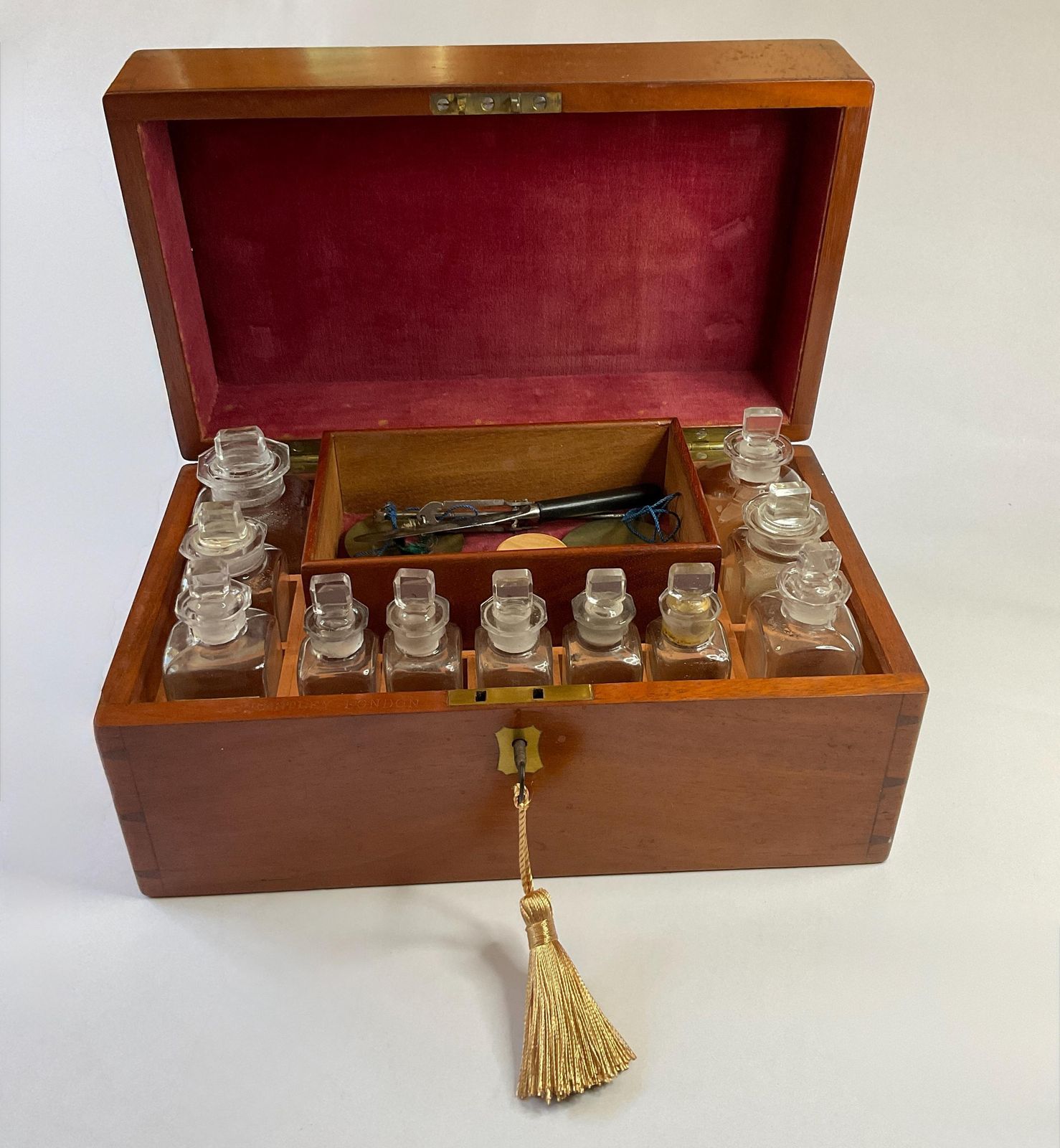 Early Victorian Mahogany Apothecary Cabinet C.1845 – Complete & Museum Grade By F. Bentley, London photo 850.0