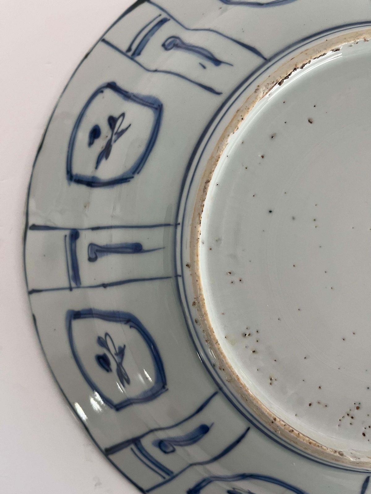 photo vintage Kraak Chinees exportporselein bord of schaal, blauw en wit, Ming Wanli, ca. 1600