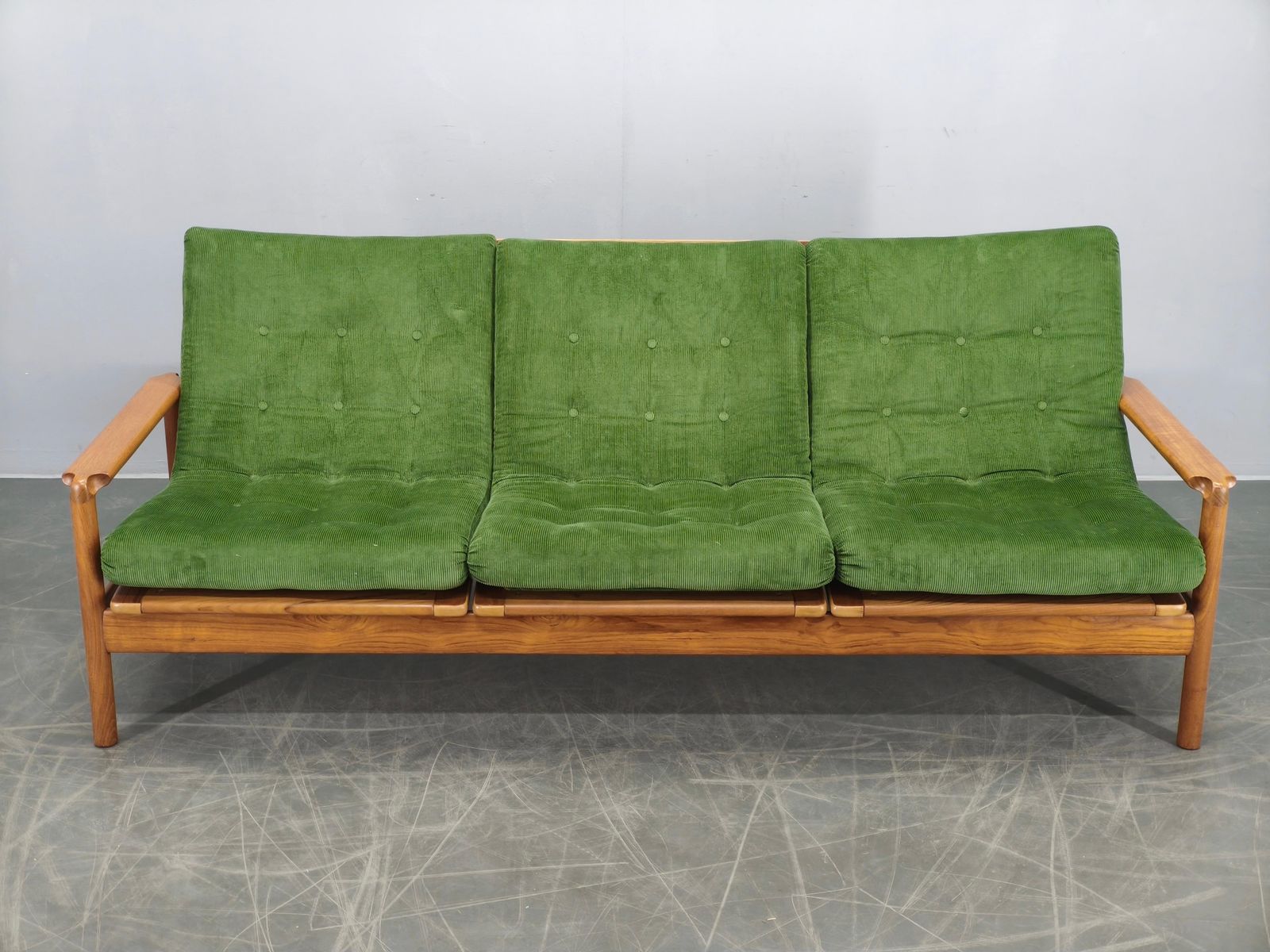 Deens vrijstaand teakhouten sofa in groen corduroy, jaren 1970 photo furniture