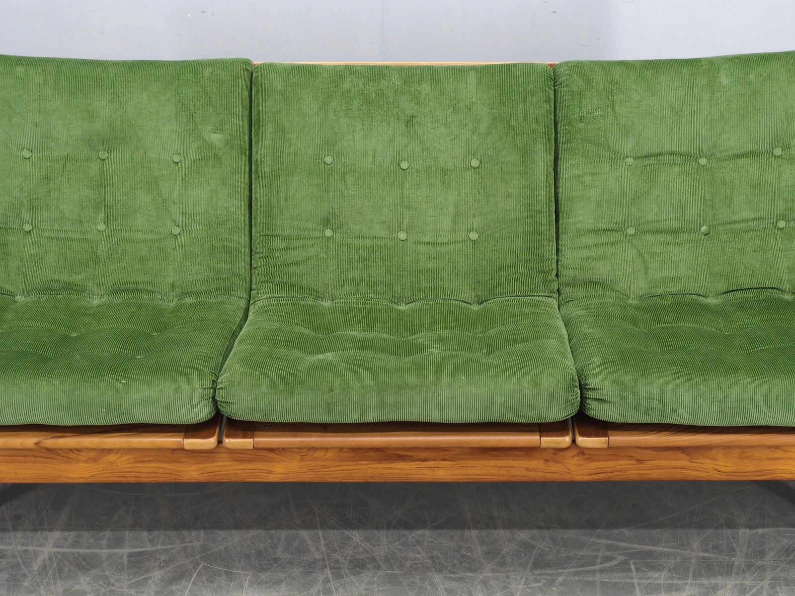 Deens vrijstaand teakhouten sofa in groen corduroy, jaren 1970 photo Meubels
