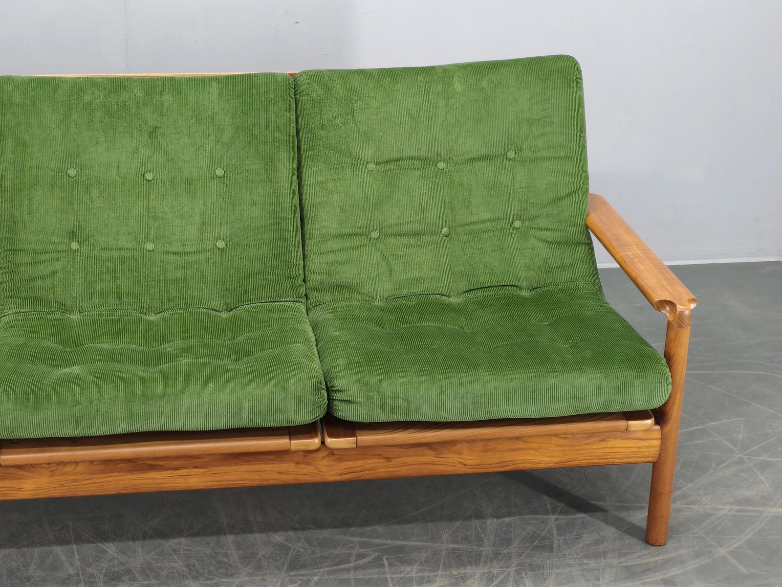 Deens vrijstaand teakhouten sofa in groen corduroy, jaren 1970 photo buy