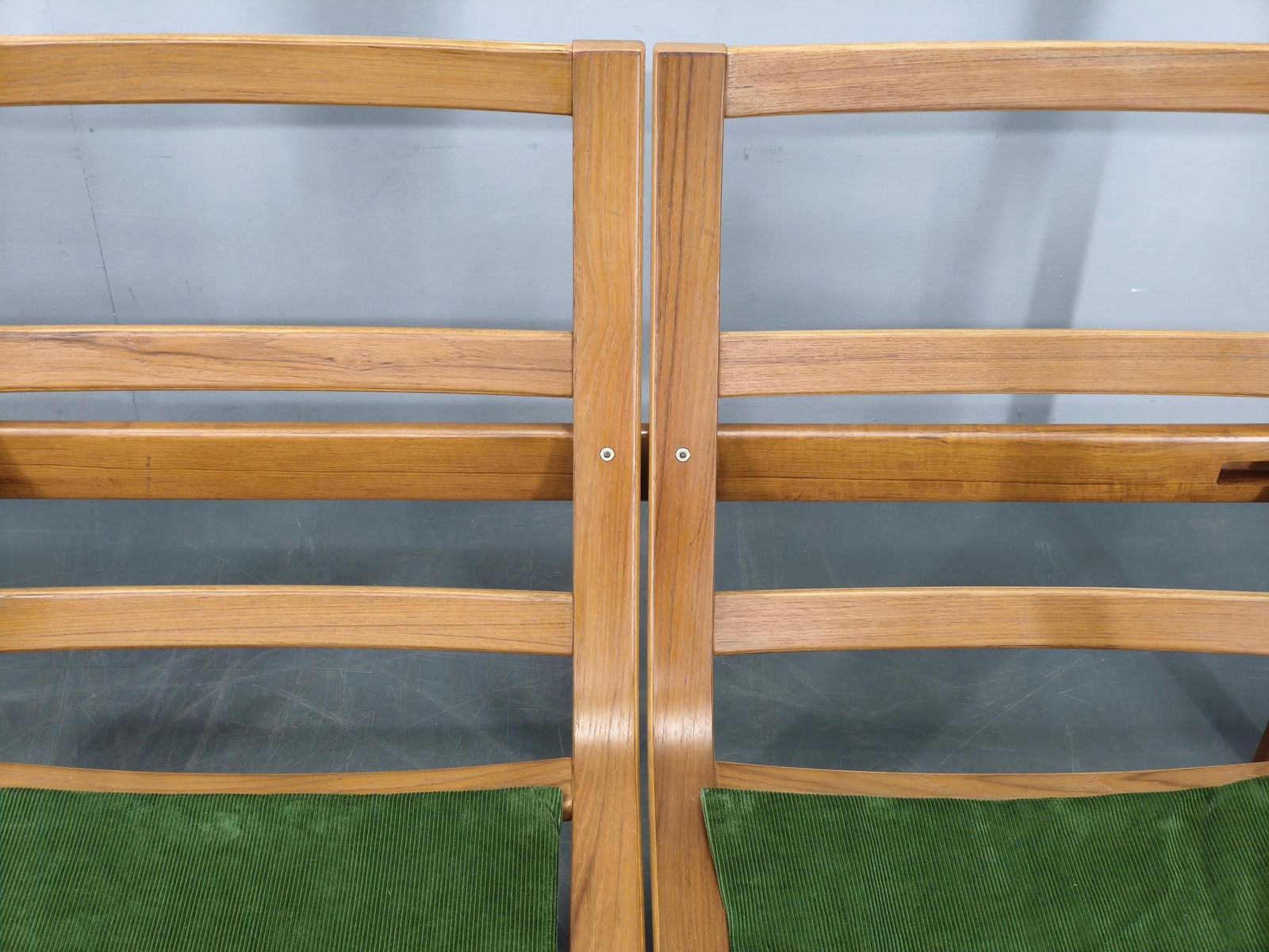 photo vintage Deens vrijstaand teakhouten sofa in groen corduroy, jaren 1970