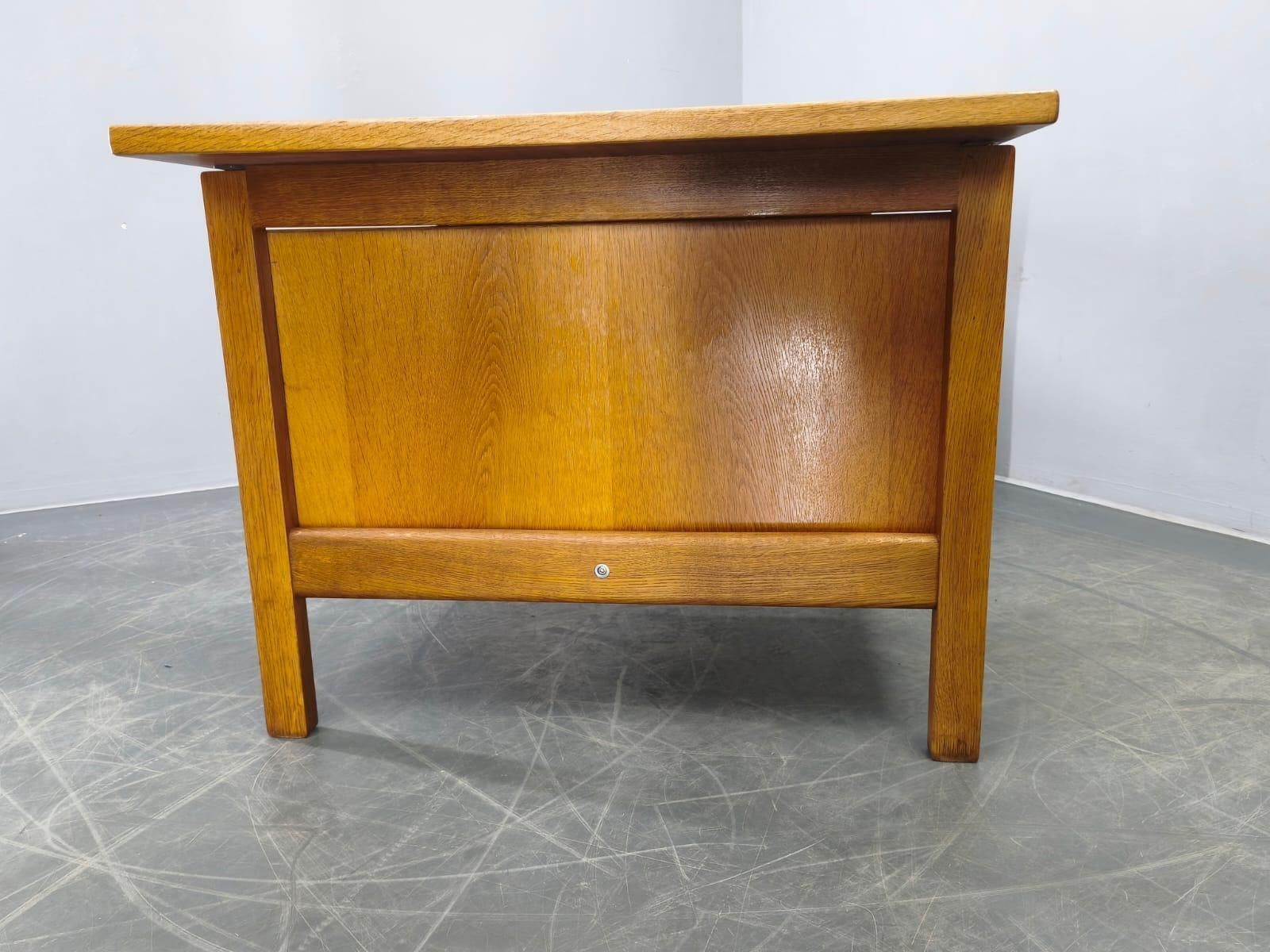 photo vinterior Hans J. Wegner Ge125 Oak Writing Desk For Getama, Denmark