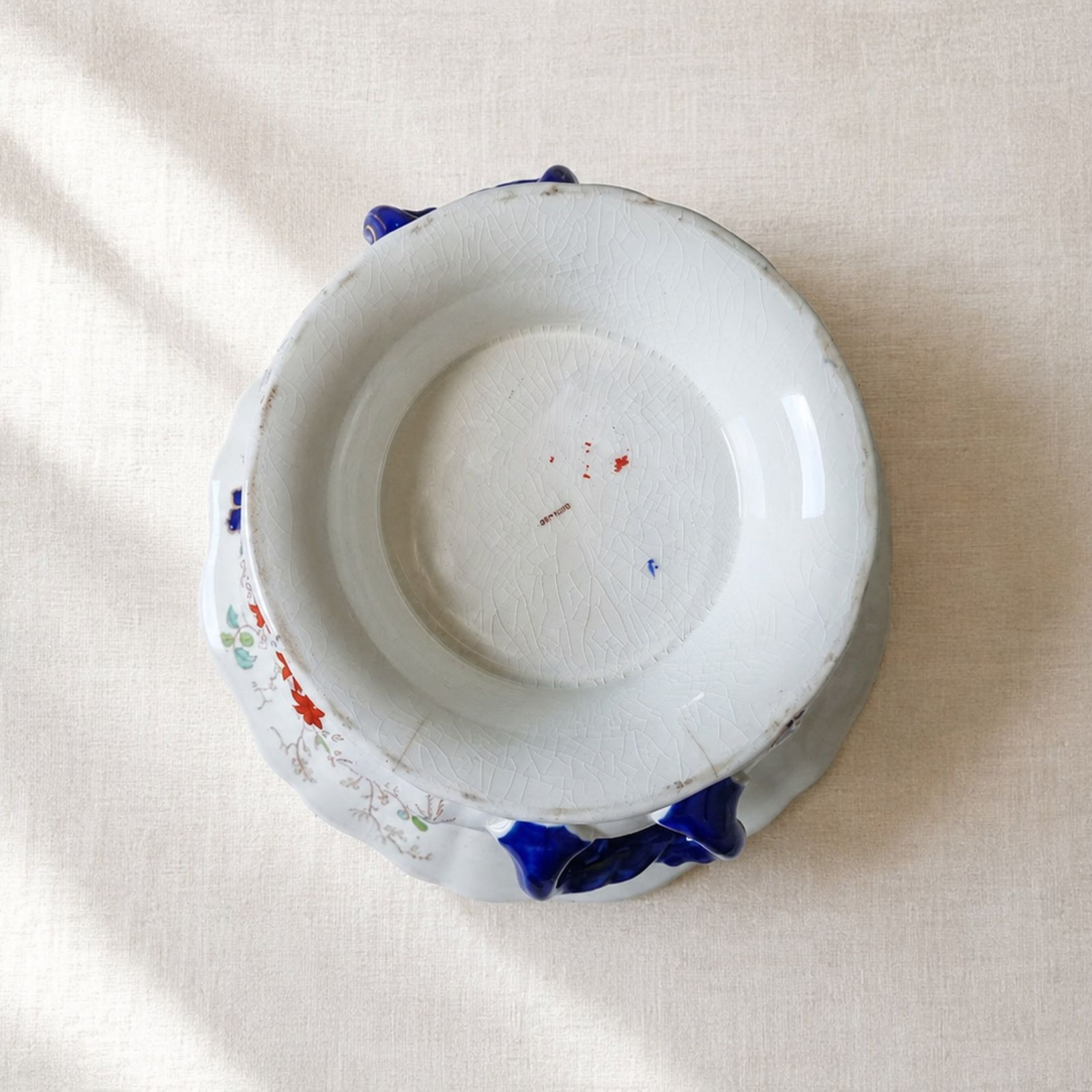 Victoriaanse Staffordshire Imari-stijl schaal op voetstuk photo furniture