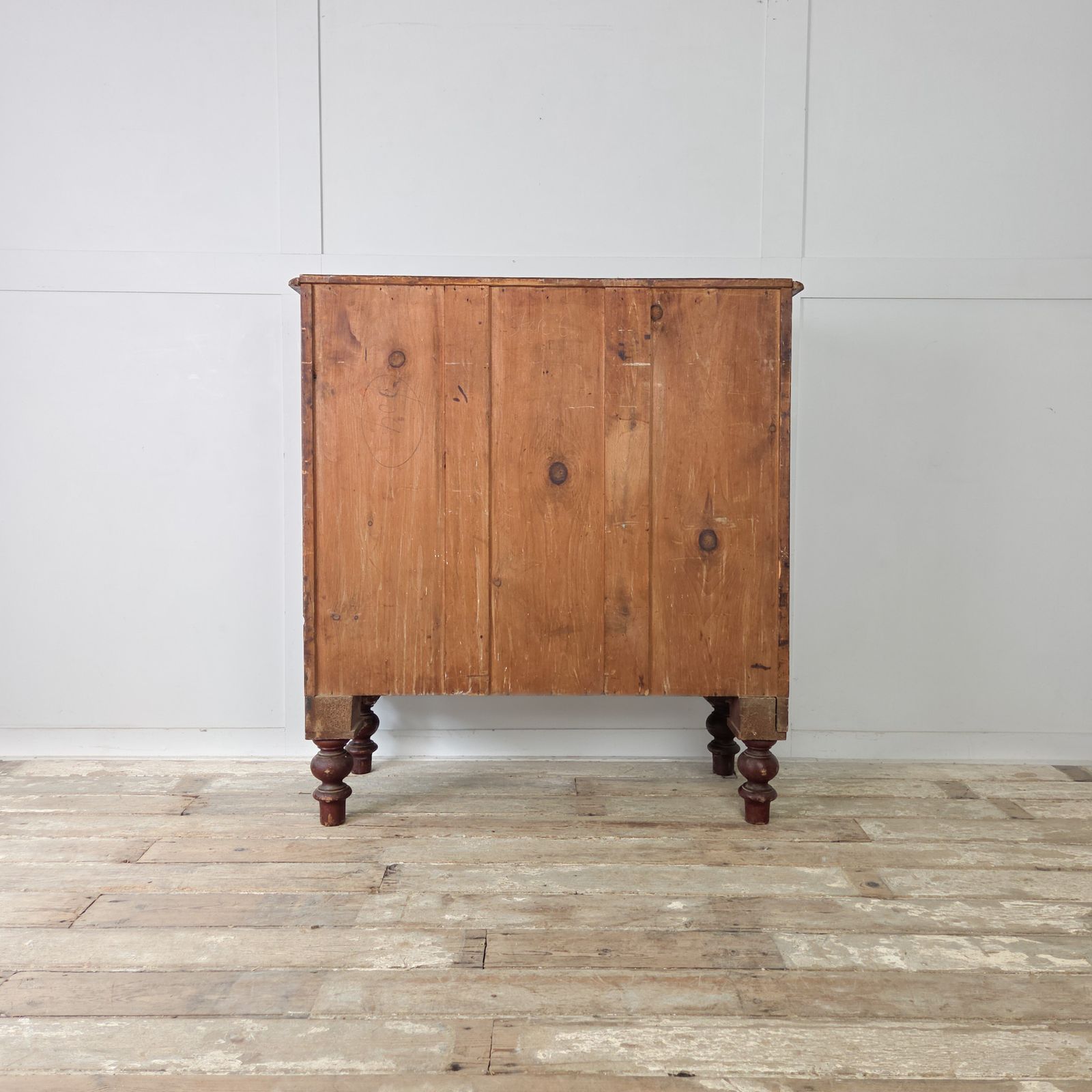 photo furniture Victorian Painted Pine Chest Of Drawers In Country House Style