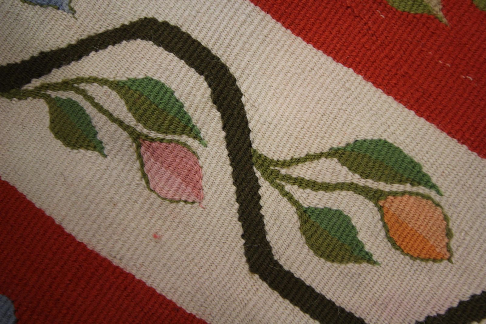 Oranje gestreept kilimkleed, traditioneel Moldavisch wollen vloerkleed, handgemaakt tapijt photo vintage