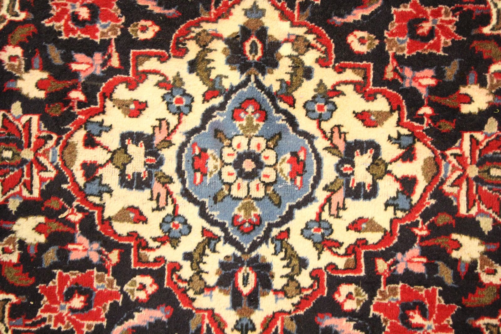 photo for sale Tapis d'orient rouge fait main, motifs floraux traditionnels, tapis de salon