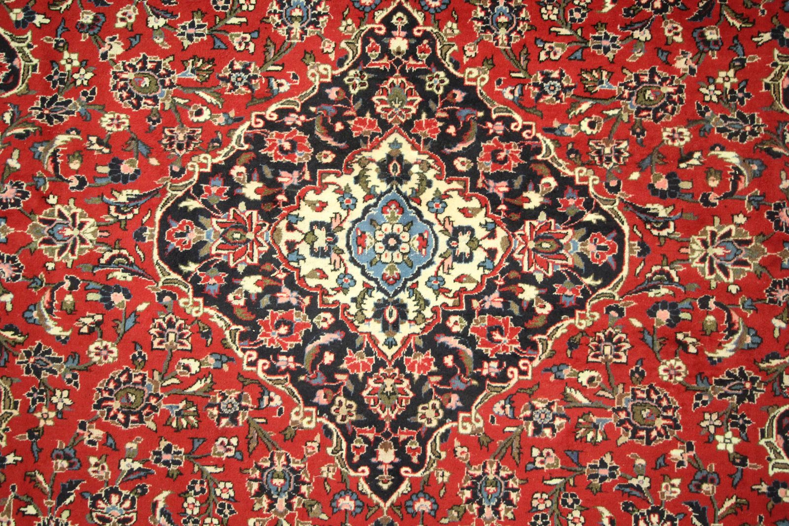 Textiel Handgemaakt rood oosters vloerkleed, traditioneel bloemmotief, woonkamertapijt photo