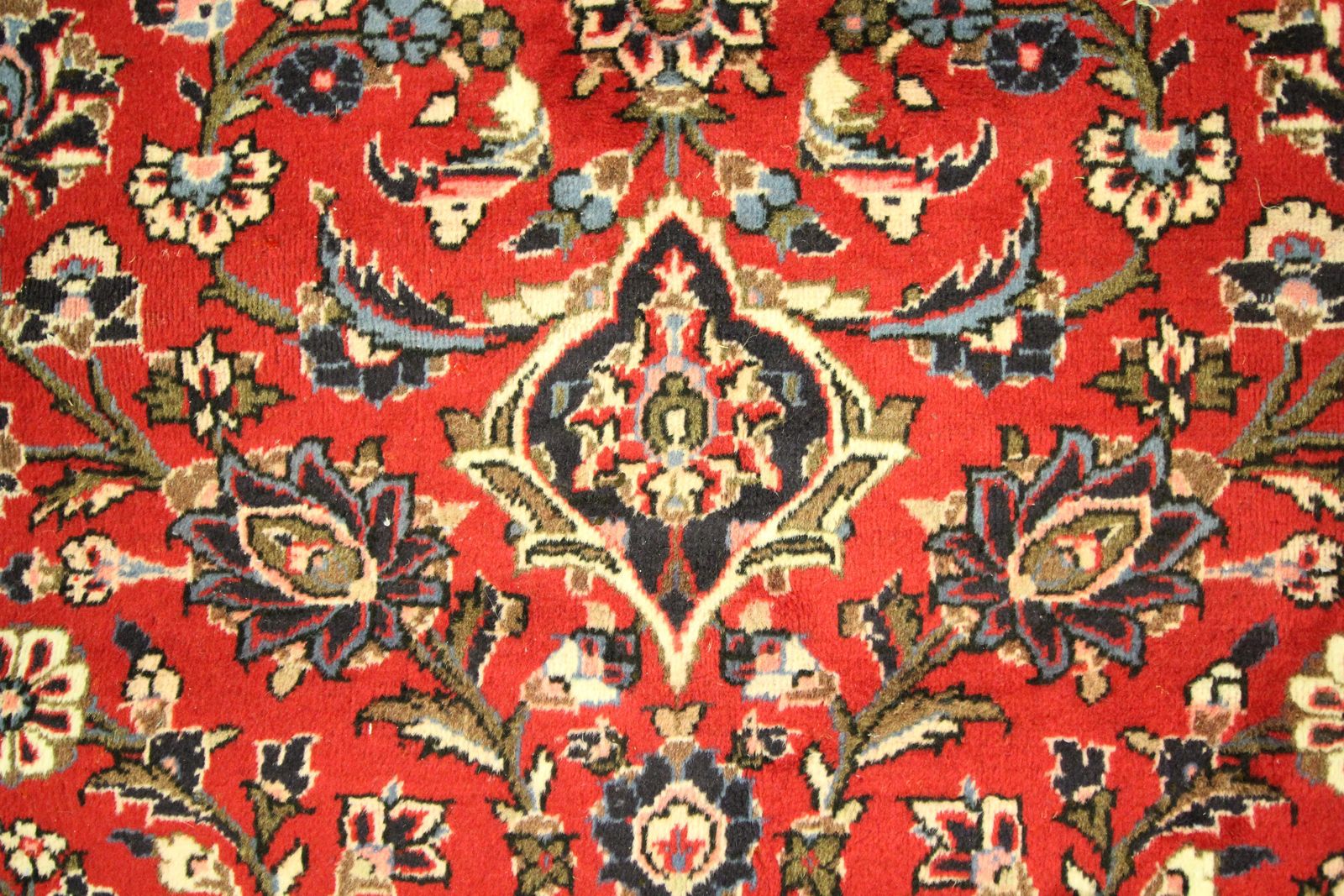 photo buy Tapis d'orient rouge fait main, motifs floraux traditionnels, tapis de salon