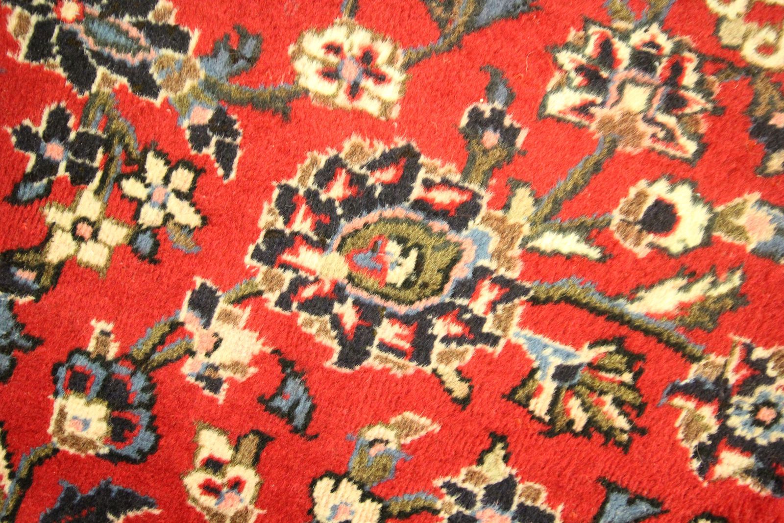 photo vintage Tapis d'orient rouge fait main, motifs floraux traditionnels, tapis de salon