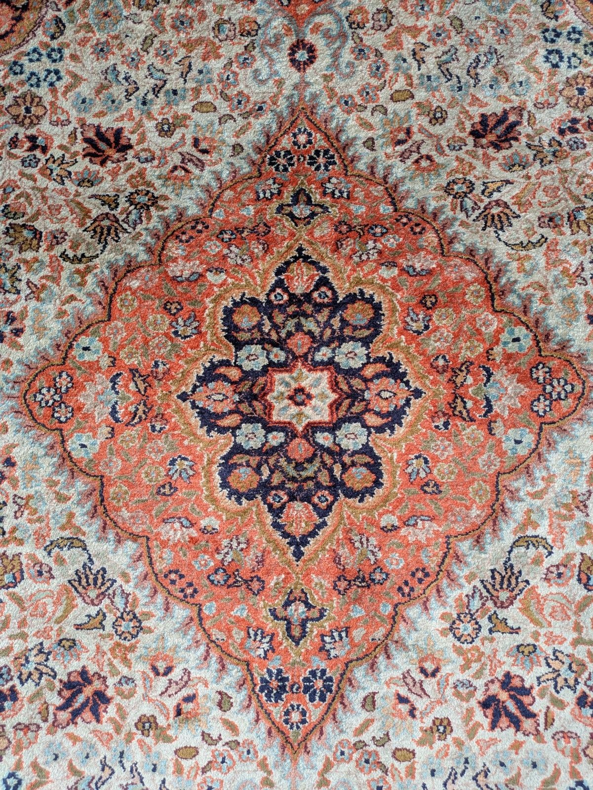 Pretty Kashmir Silk Carpet photo vinterior