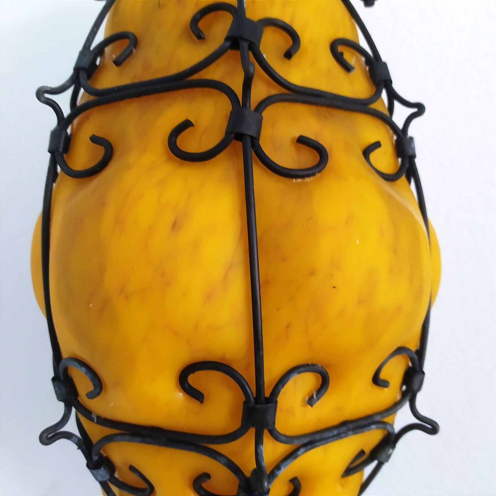 Lampe vénitienne en verre soufflé et cage en fer forgé, Murano, années 1960. photo vintage