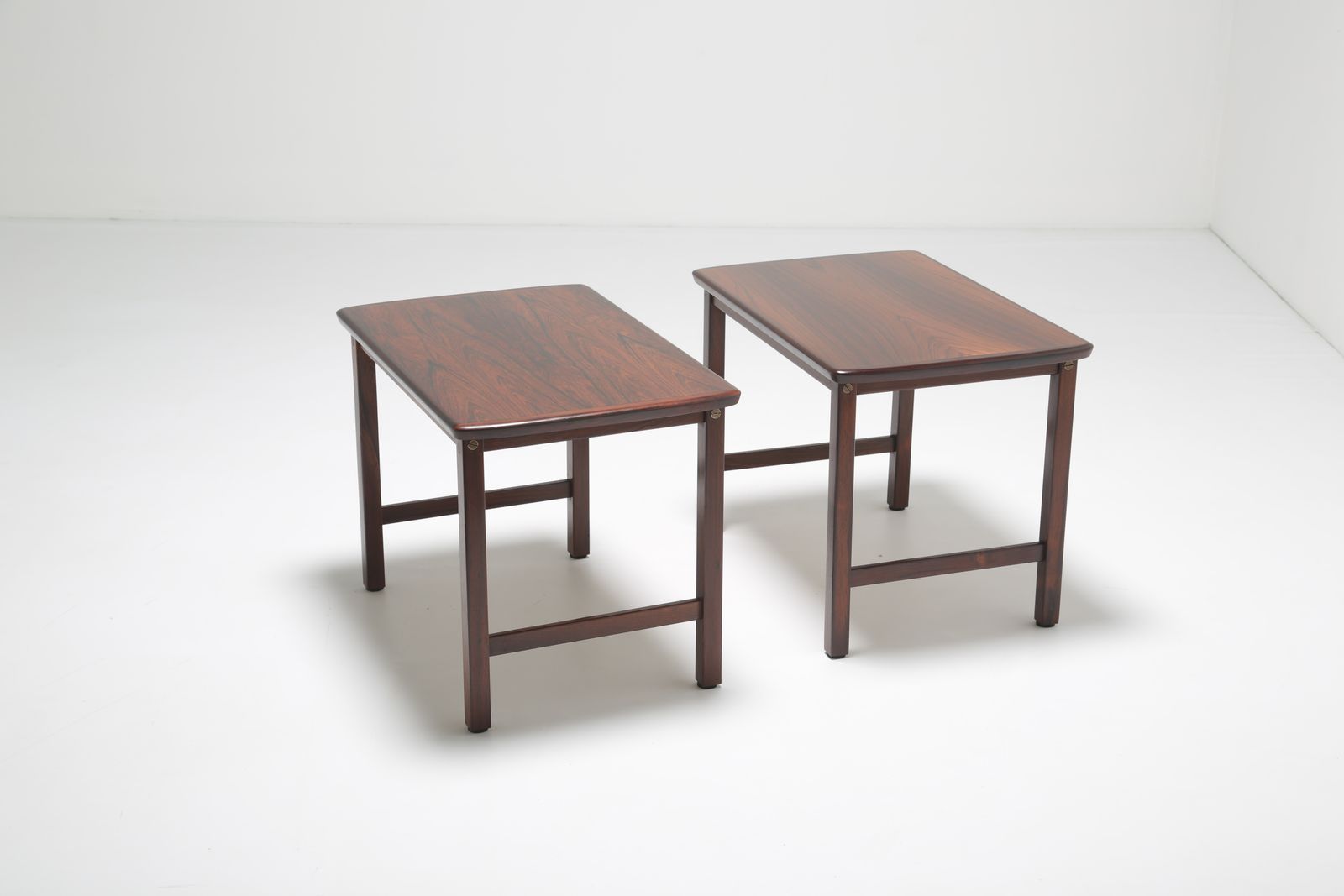 photo for sale Paire de tables d'appoint danoises vintage en palissandre veiné, années 1960.