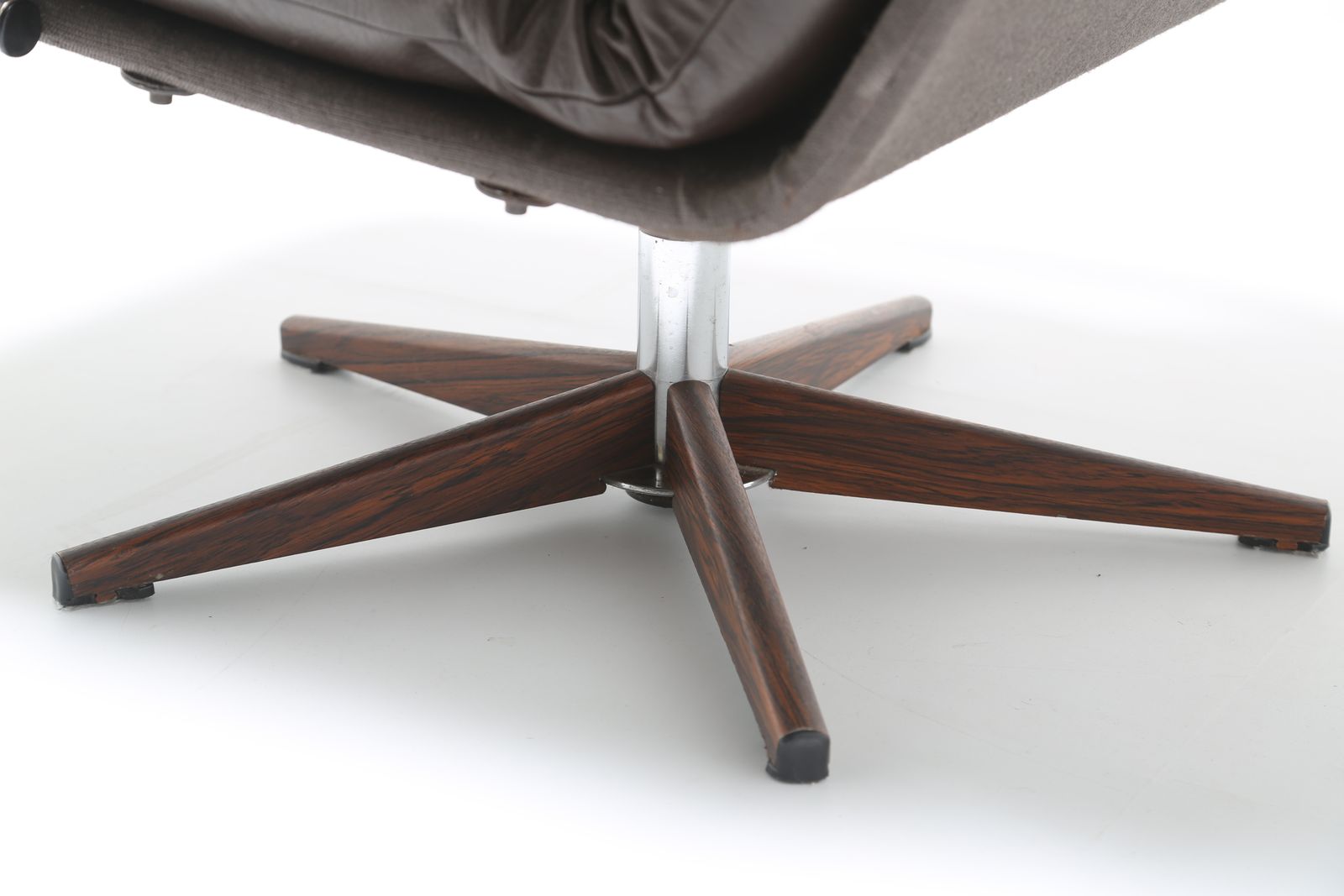 925.0 Vintage Brown Buttoned Leather And Chrome Swivel Lounge Chair, 1960s photo
