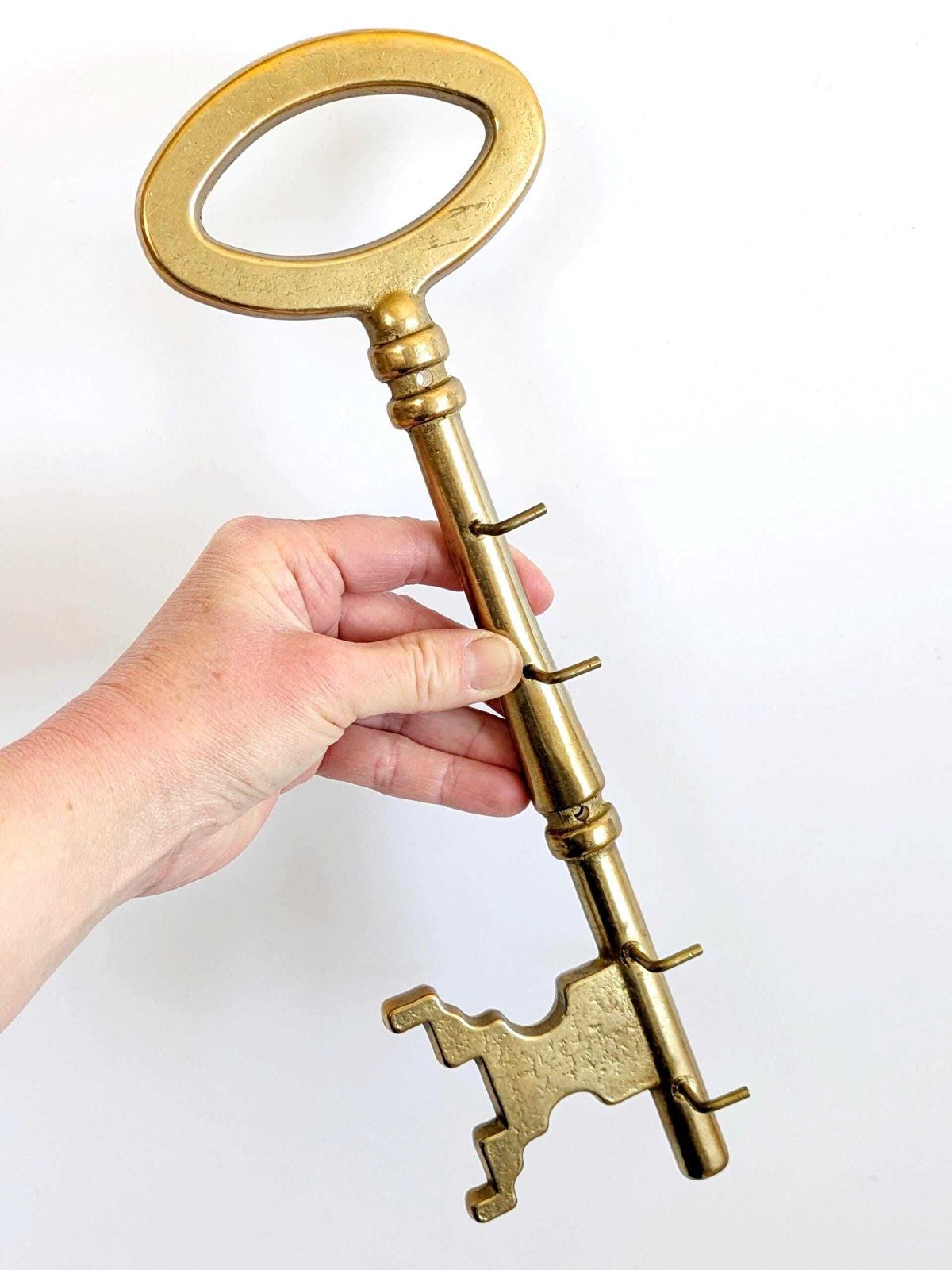 Vintage messing sleutelhouder – grote wandrek met 4 haken – mid-century entreehal decoratie photo Meubels