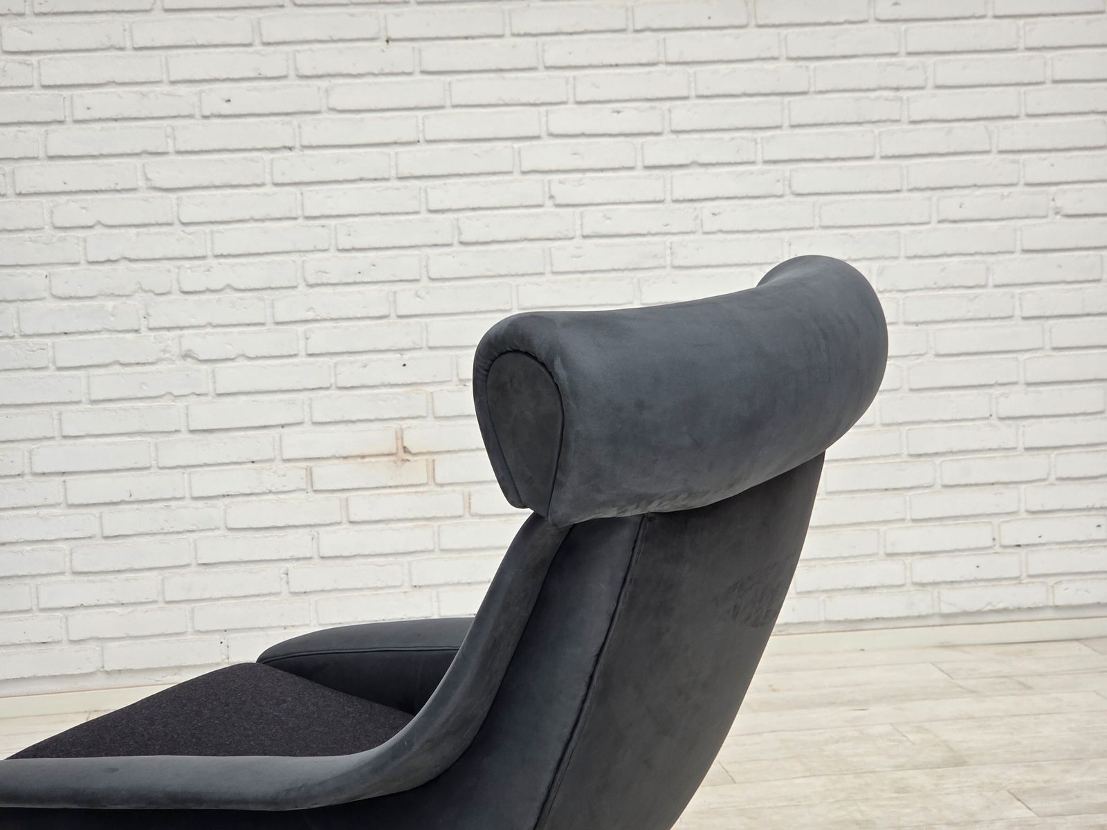 photo vintage Ca. jaren 1970, Deens design van Illum Wikkelsø, opnieuw beklede fauteuil, leer.