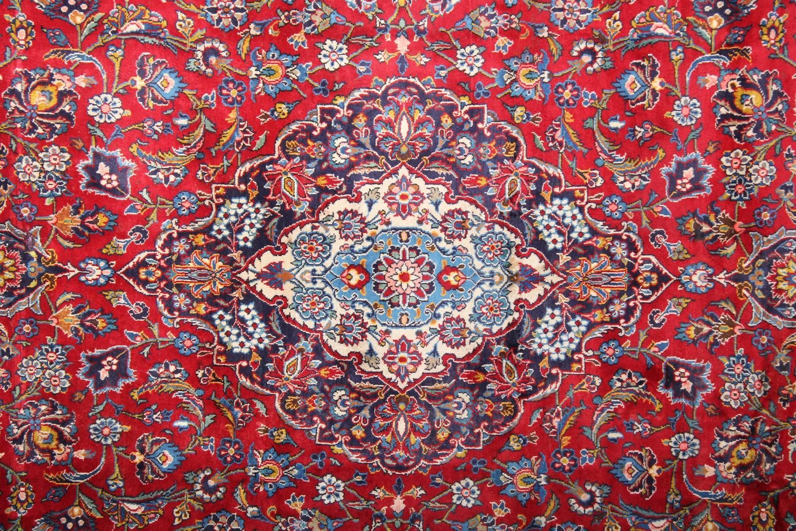 Handgemaakt traditioneel rood vloerkleed, oosters medaillon tapijt photo furniture
