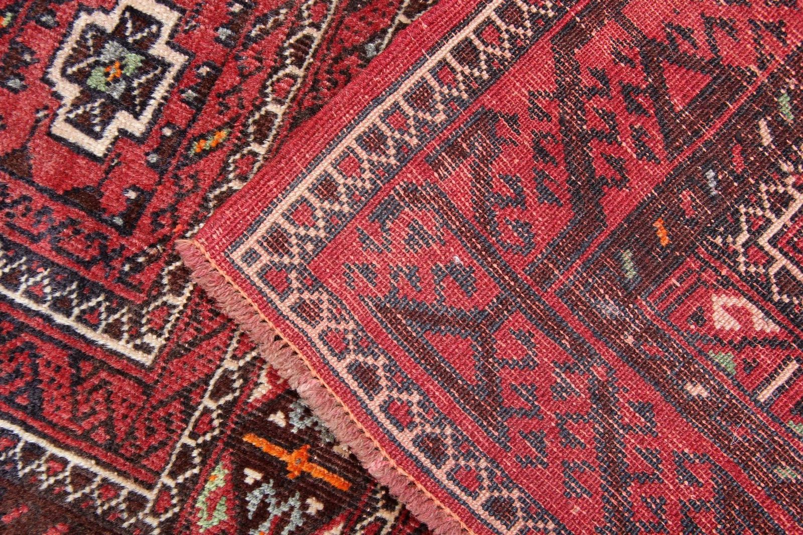 Handgemaakt tapijt, rood wol, rustiek vloerkleed, traditioneel tribaal vloerkleed photo Textiel