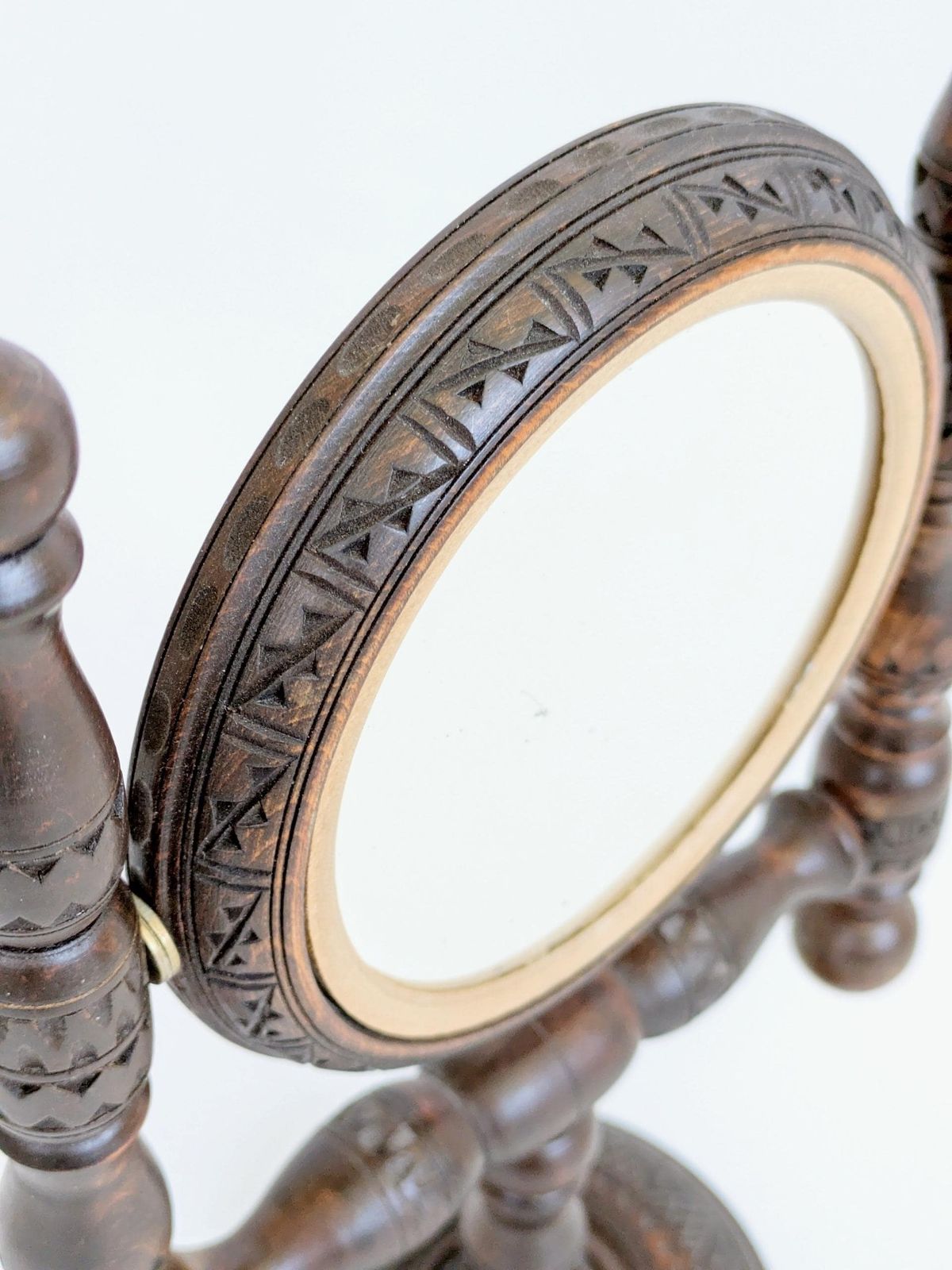 Vintage handgesneden houten scheerspiegel – rustiek volkskunststuk met draaifunctie photo vinterior